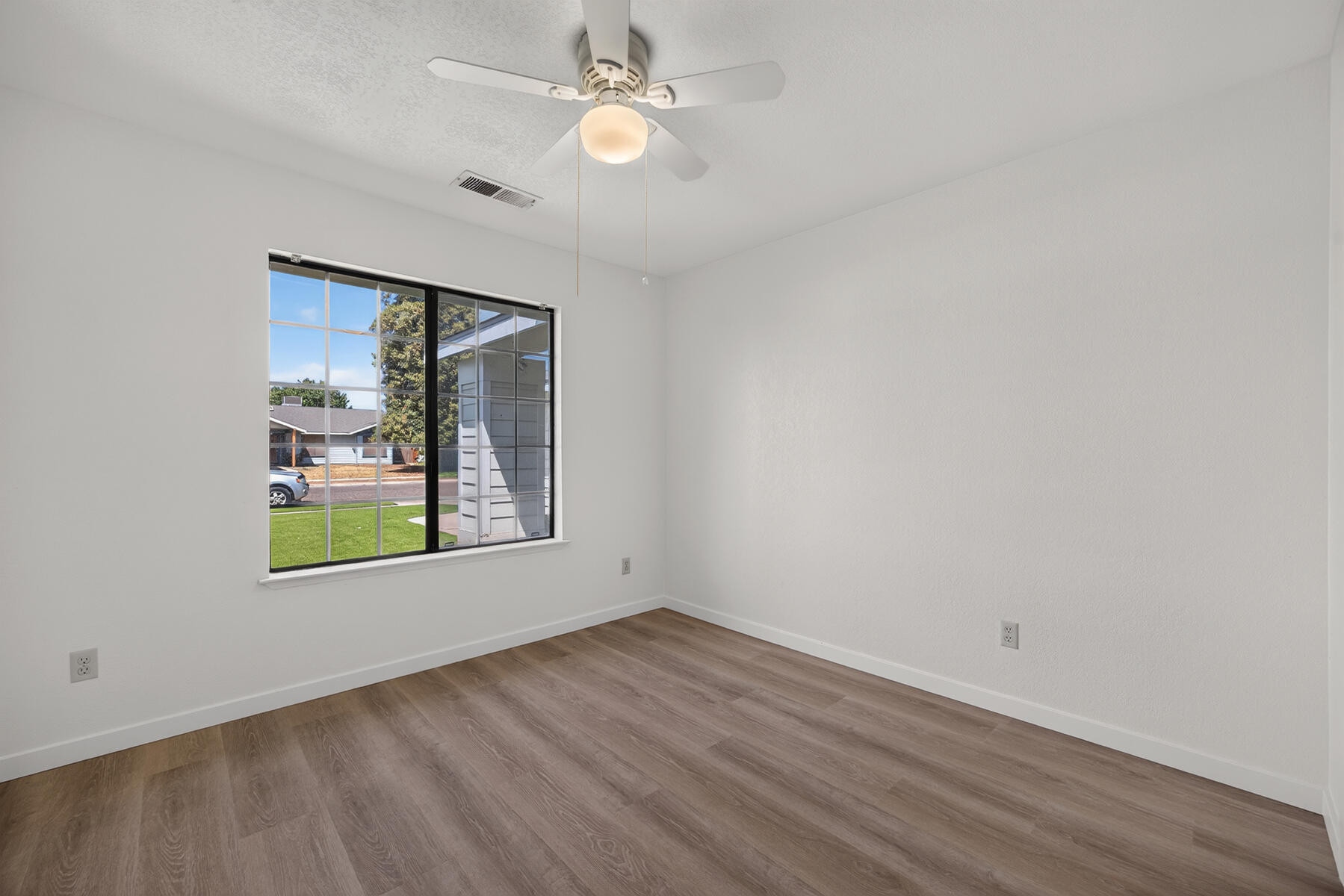 432 Parkview Ct, Tulare, CA 93274