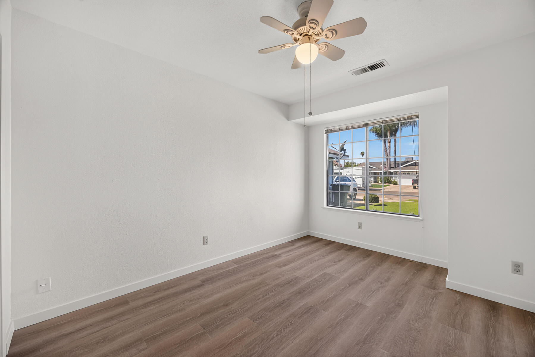 432 Parkview Ct, Tulare, CA 93274