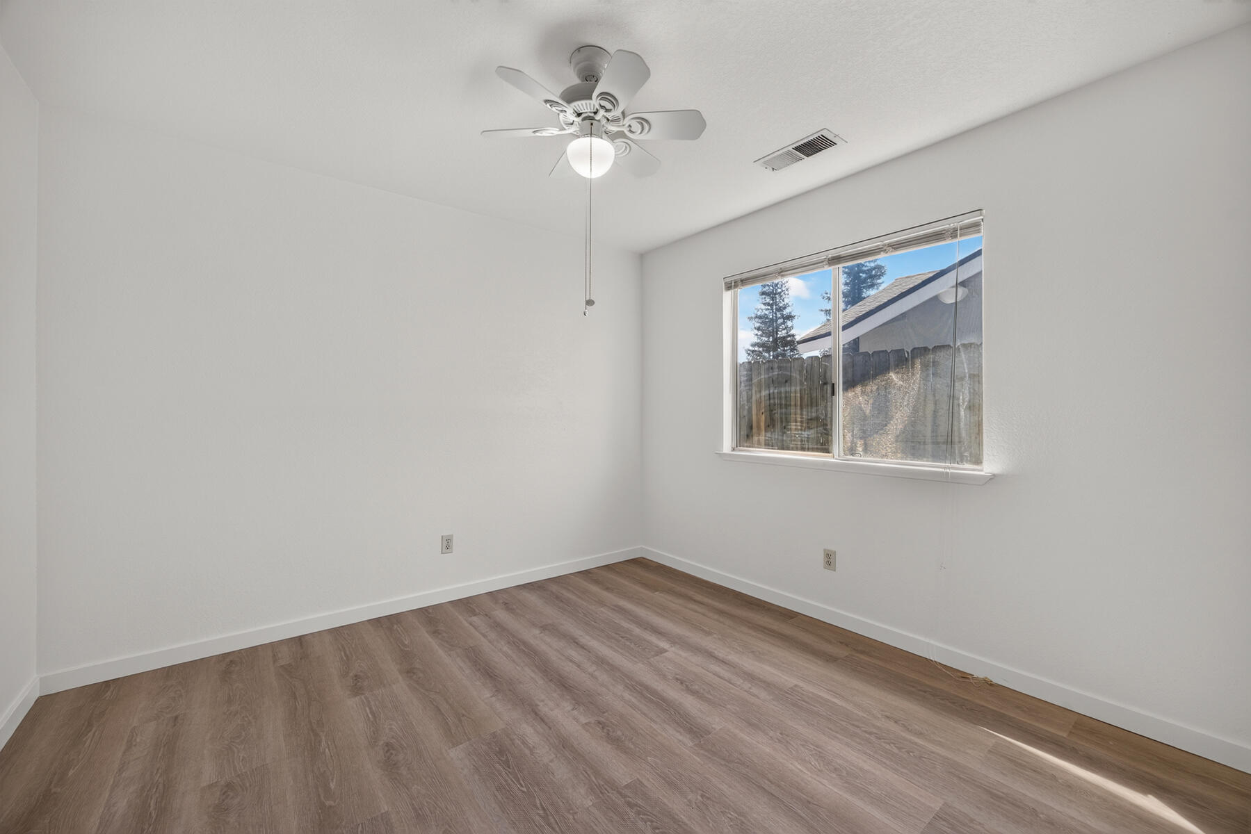 432 Parkview Ct, Tulare, CA 93274