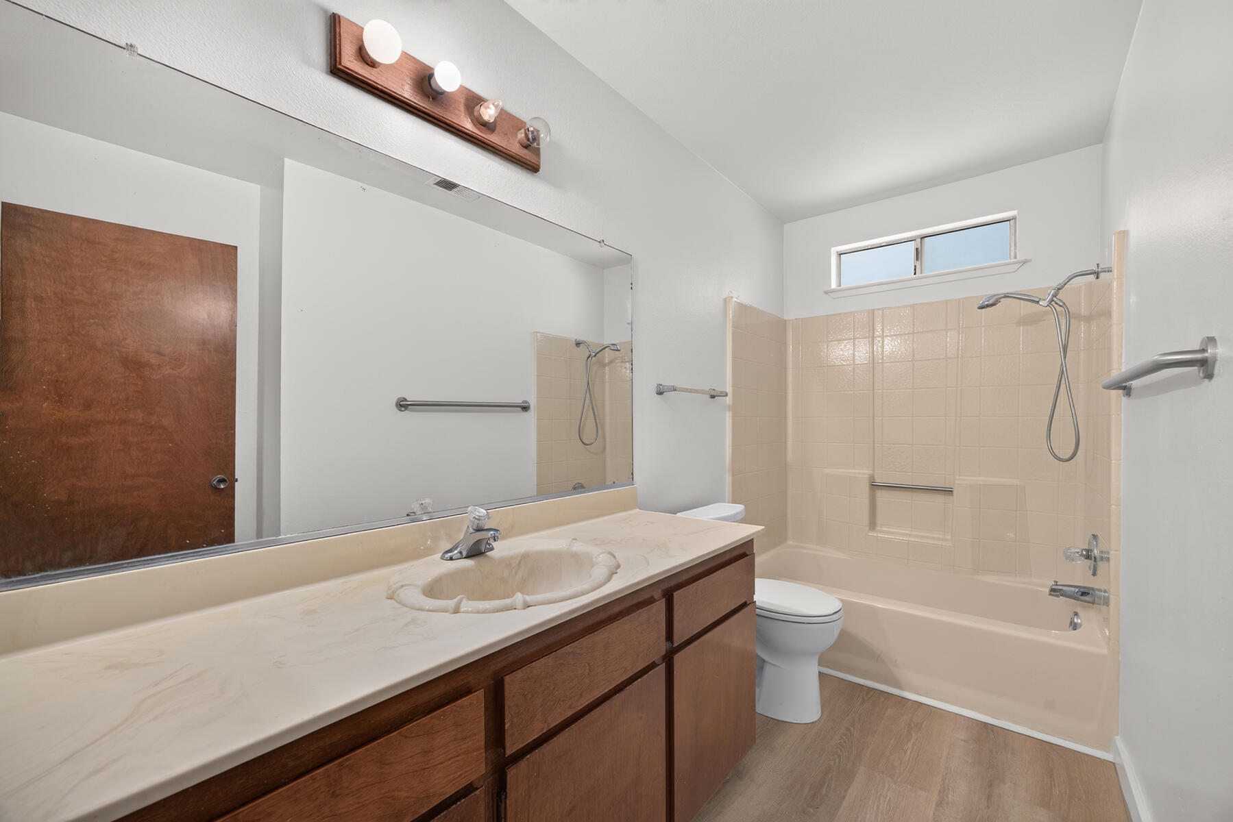432 Parkview Ct, Tulare, CA 93274