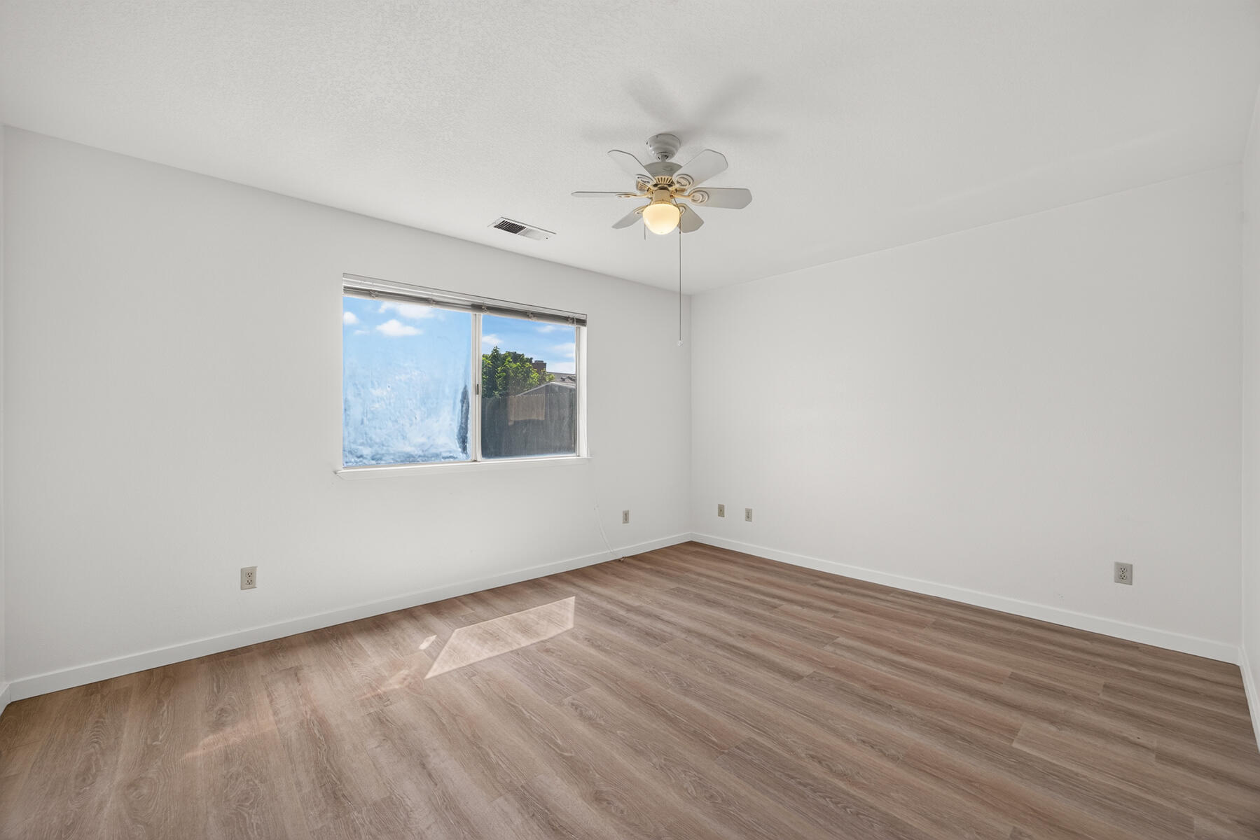 432 Parkview Ct, Tulare, CA 93274