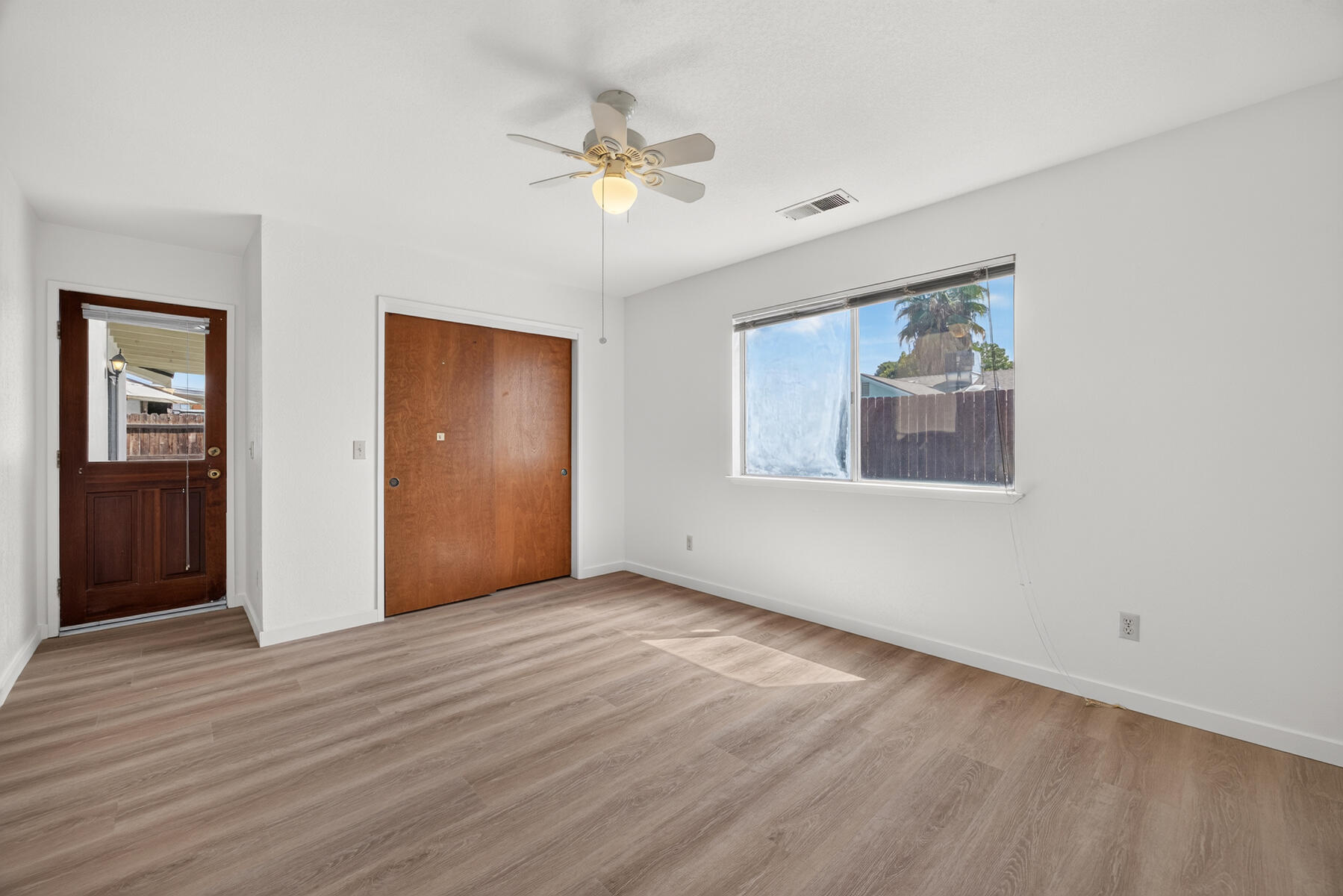 432 Parkview Ct, Tulare, CA 93274