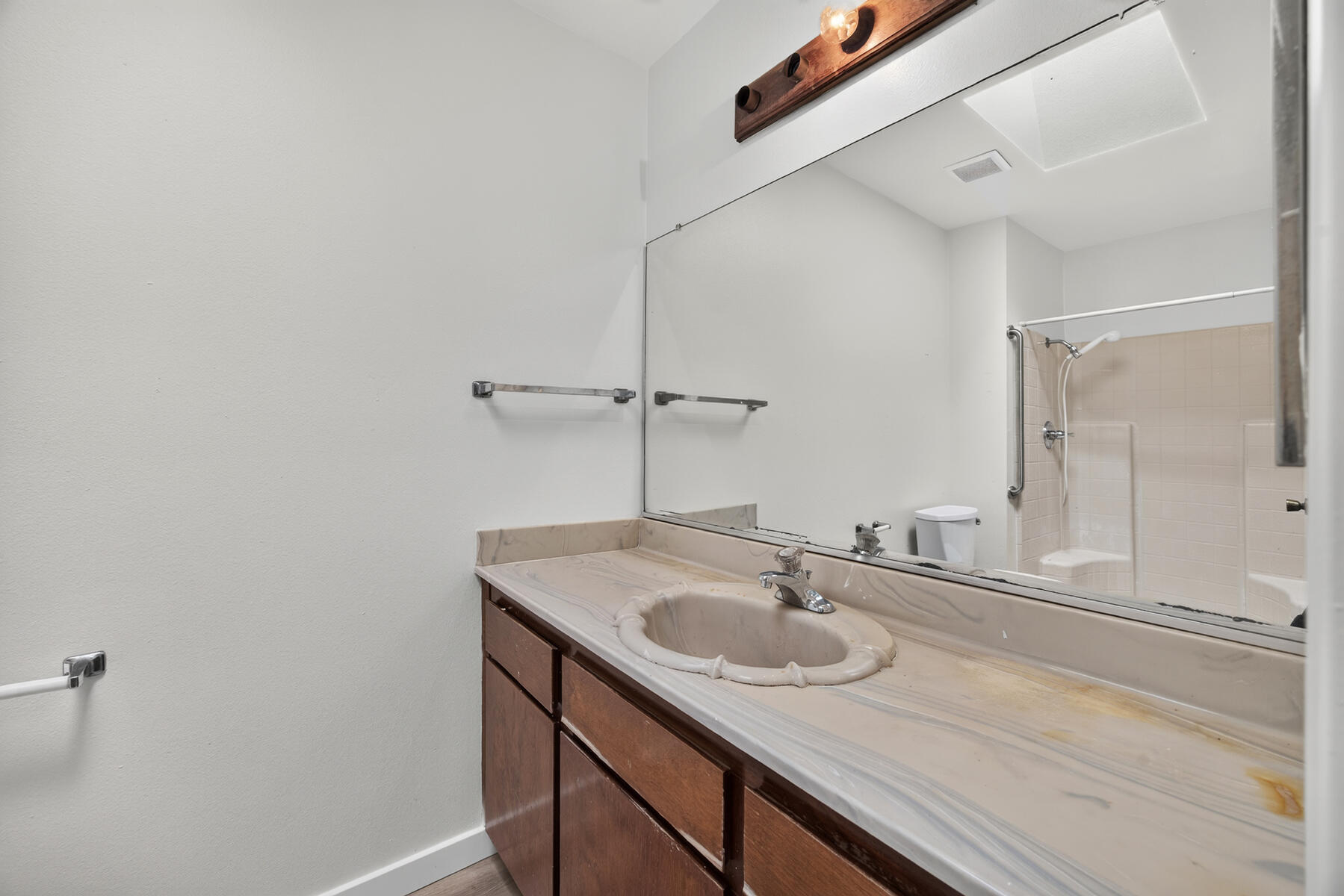 432 Parkview Ct, Tulare, CA 93274