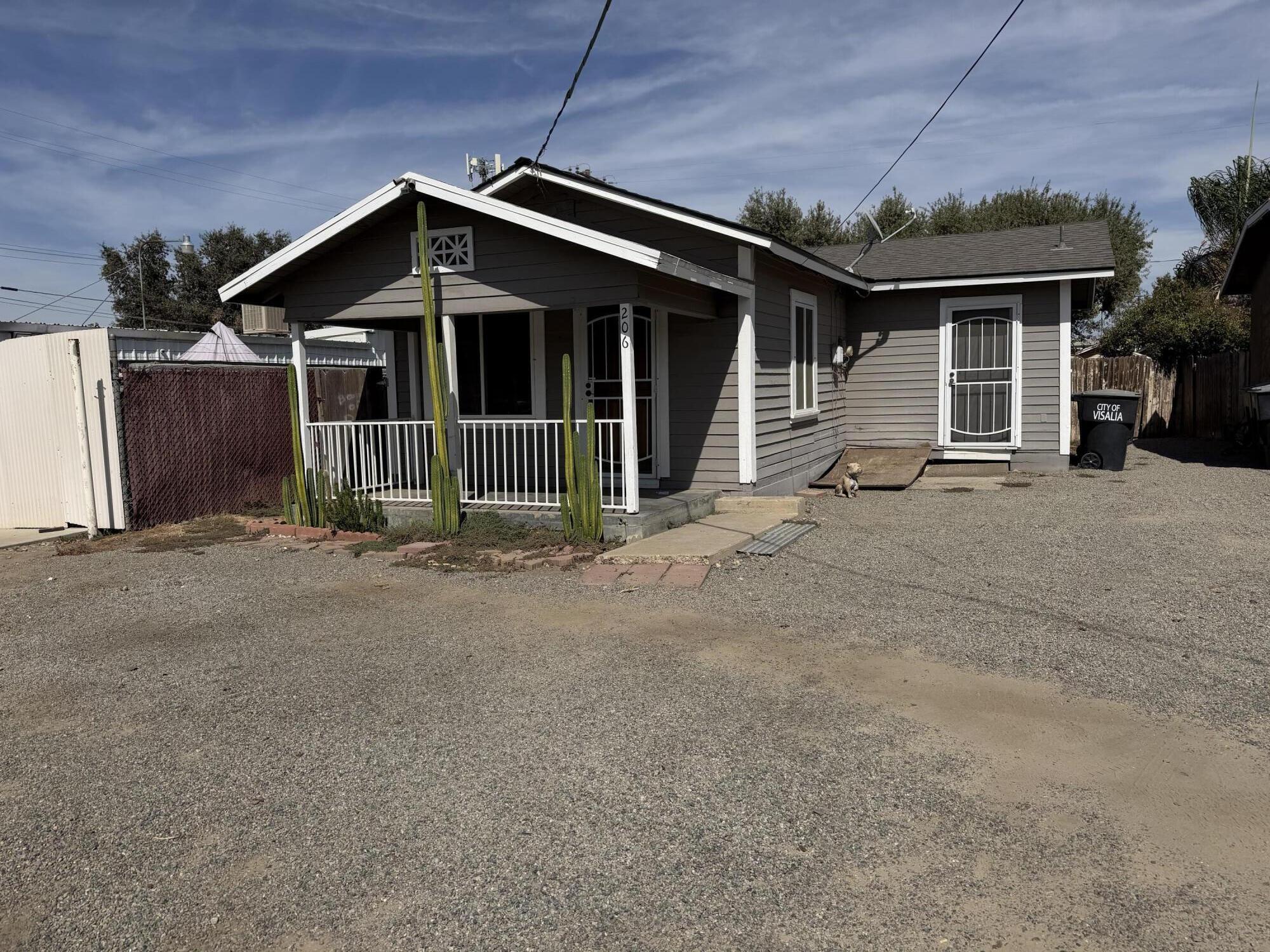 206 S Bradley Ct, Visalia, CA 93292