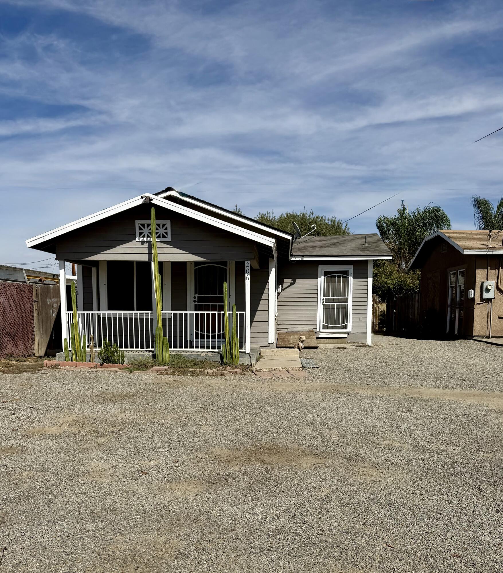 206 S Bradley Ct, Visalia, CA 93292