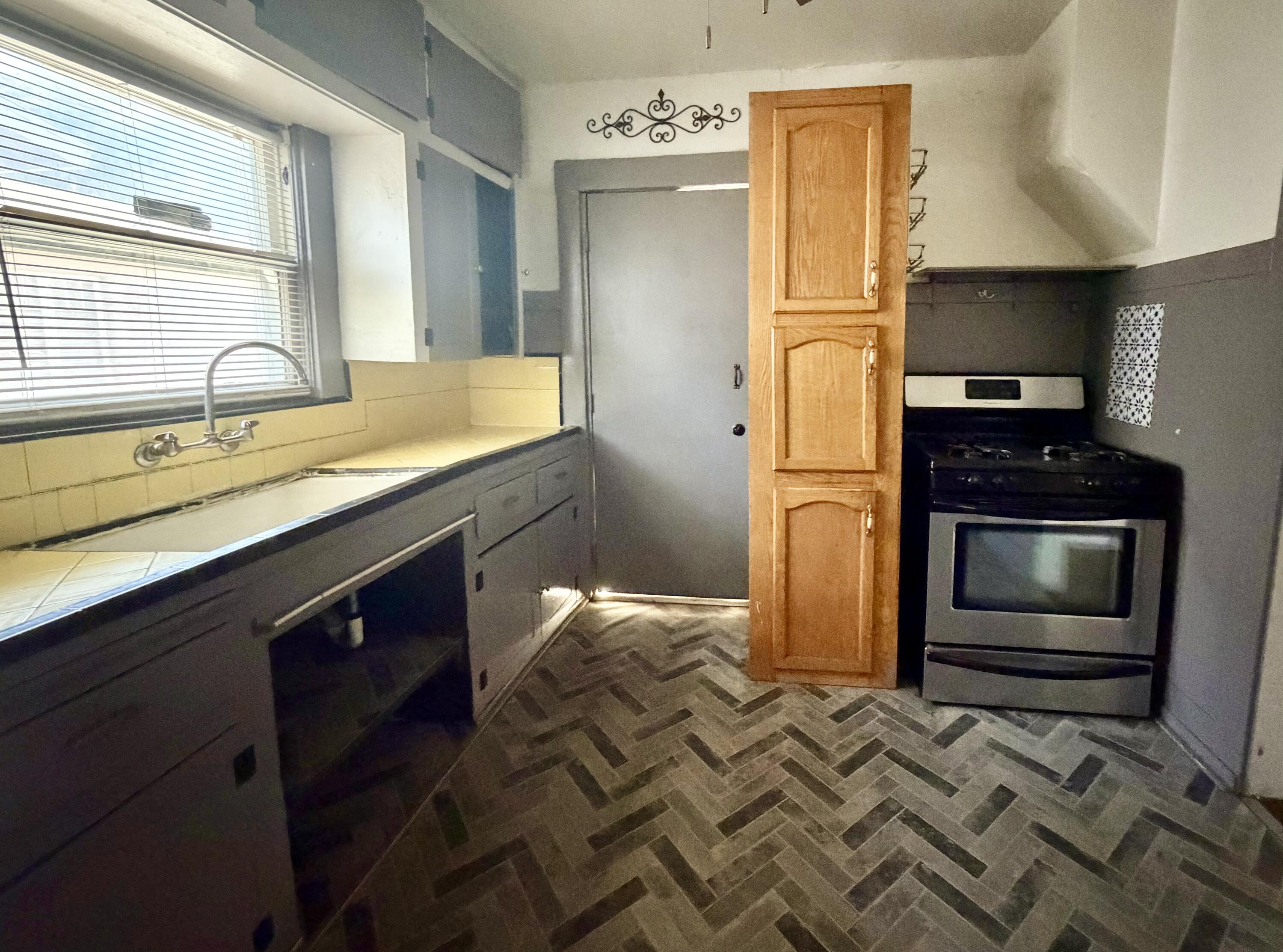 206 S Bradley Ct, Visalia, CA 93292