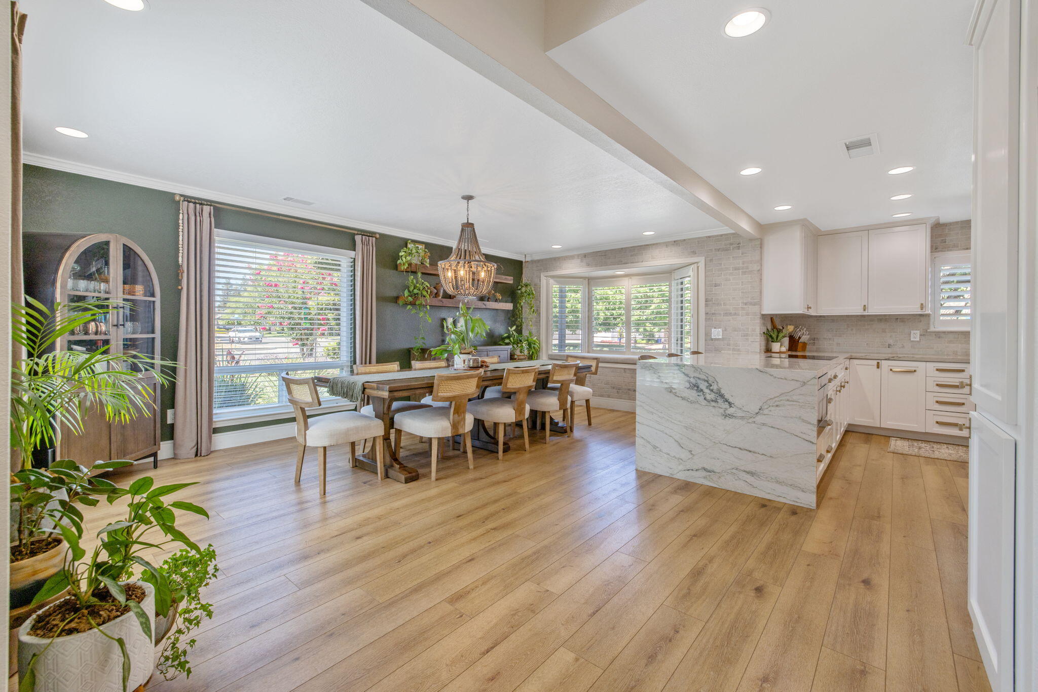 587 E Camelia Ave, Tulare, CA 93274