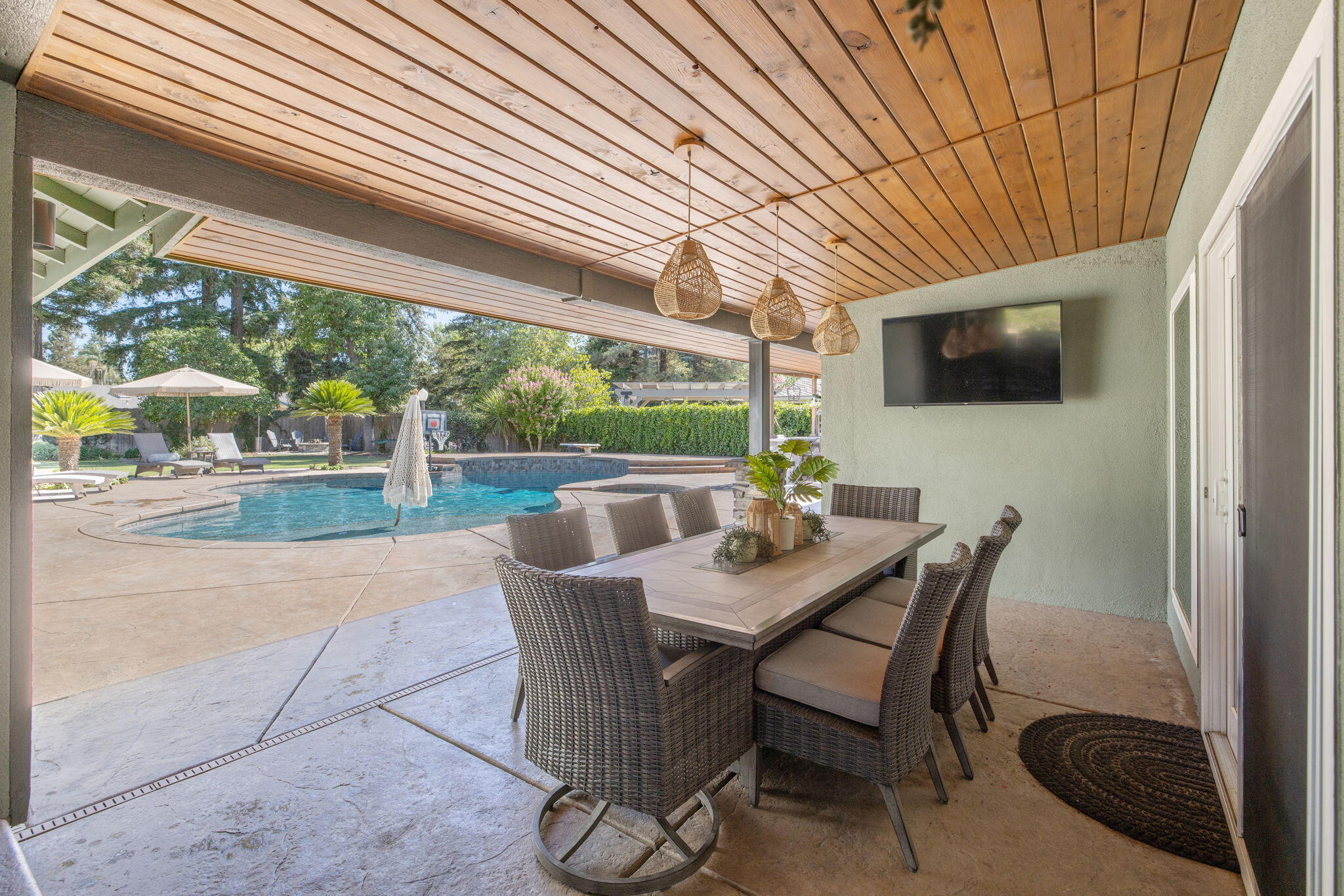 587 E Camelia Ave, Tulare, CA 93274
