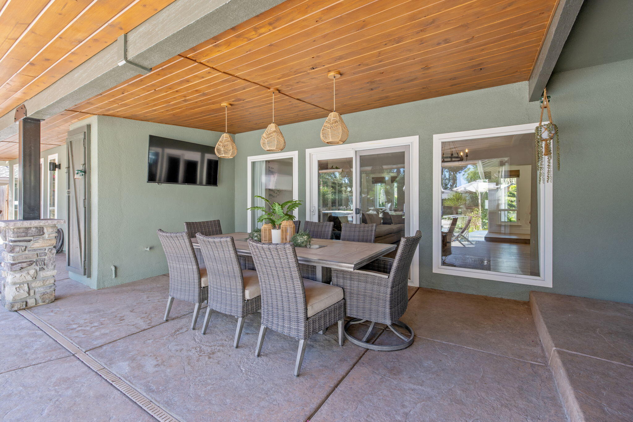 587 E Camelia Ave, Tulare, CA 93274