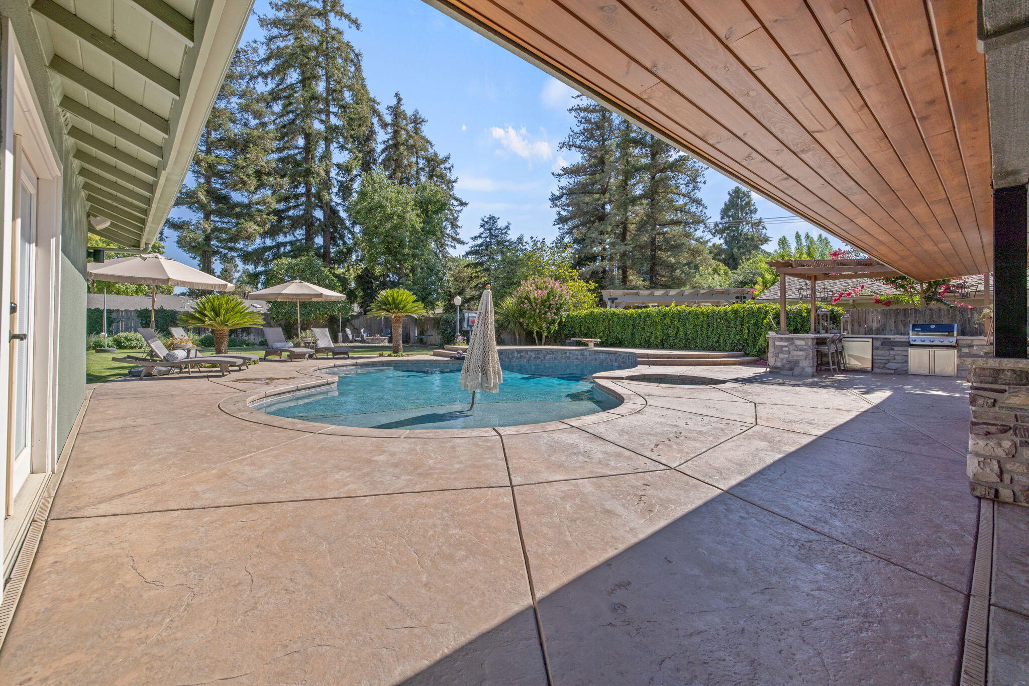 587 E Camelia Ave, Tulare, CA 93274