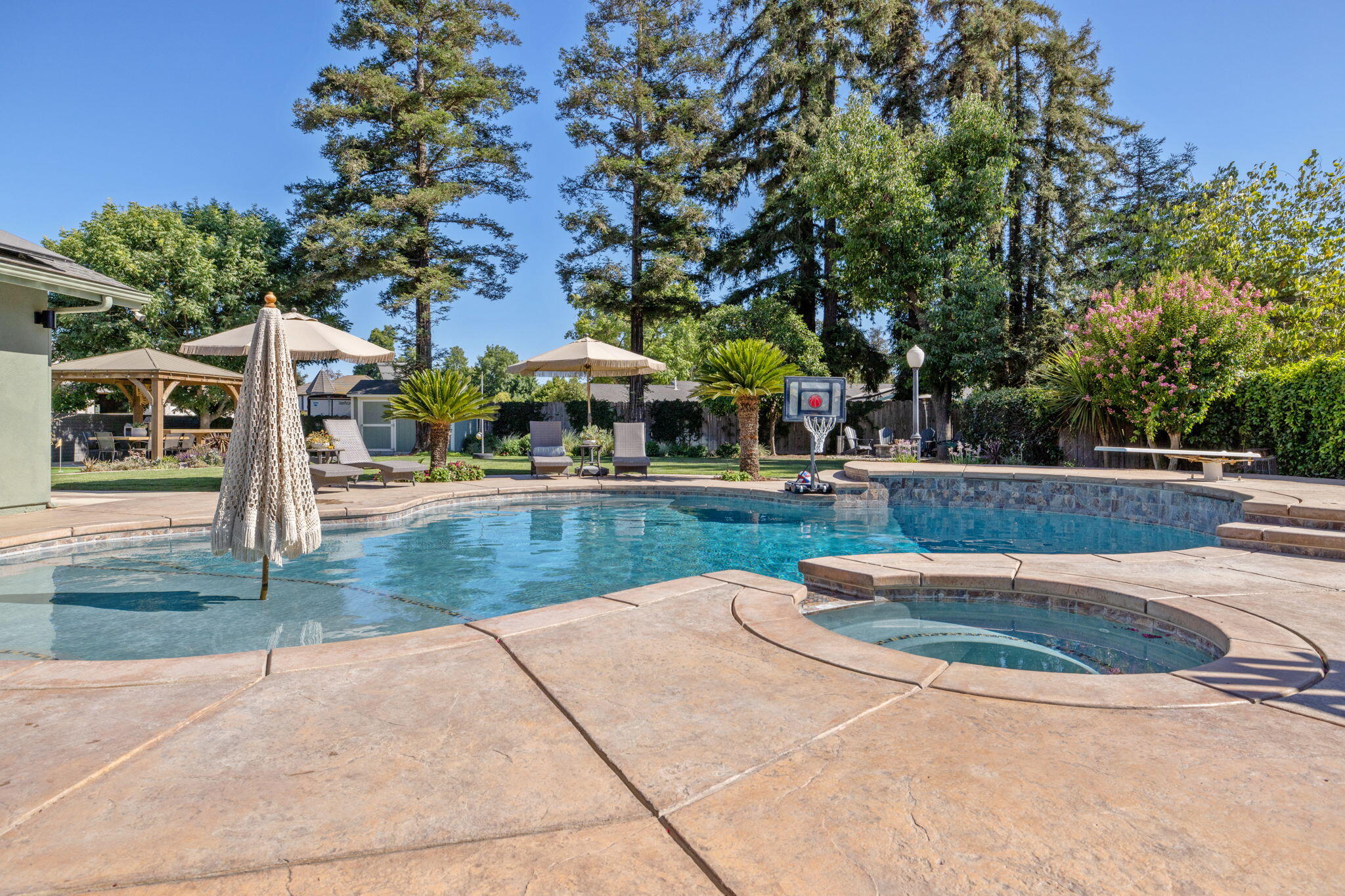 587 E Camelia Ave, Tulare, CA 93274