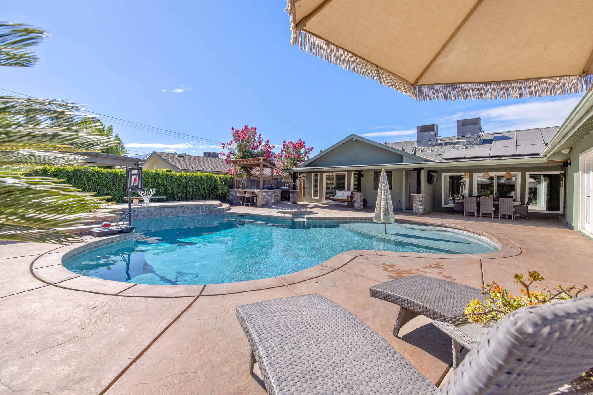 587 E Camelia Ave, Tulare, CA 93274