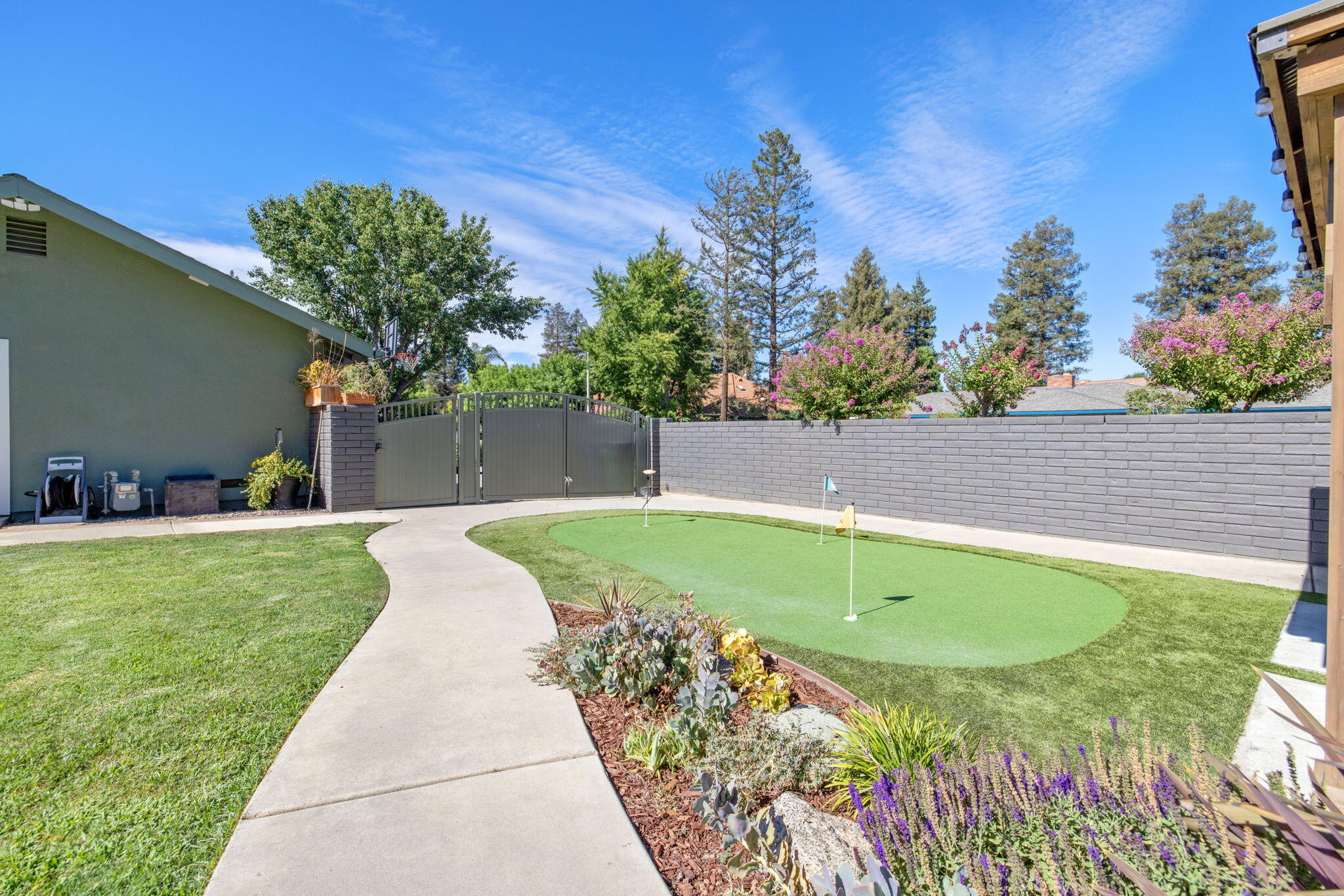 587 E Camelia Ave, Tulare, CA 93274