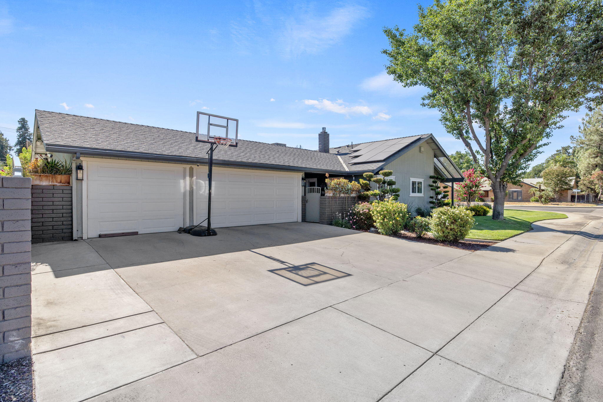 587 E Camelia Ave, Tulare, CA 93274