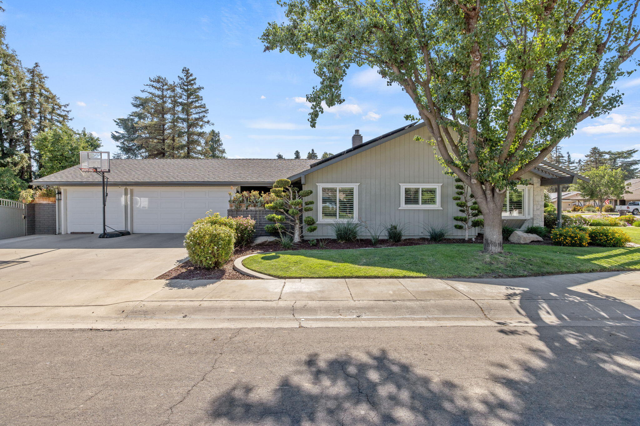 587 E Camelia Ave, Tulare, CA 93274