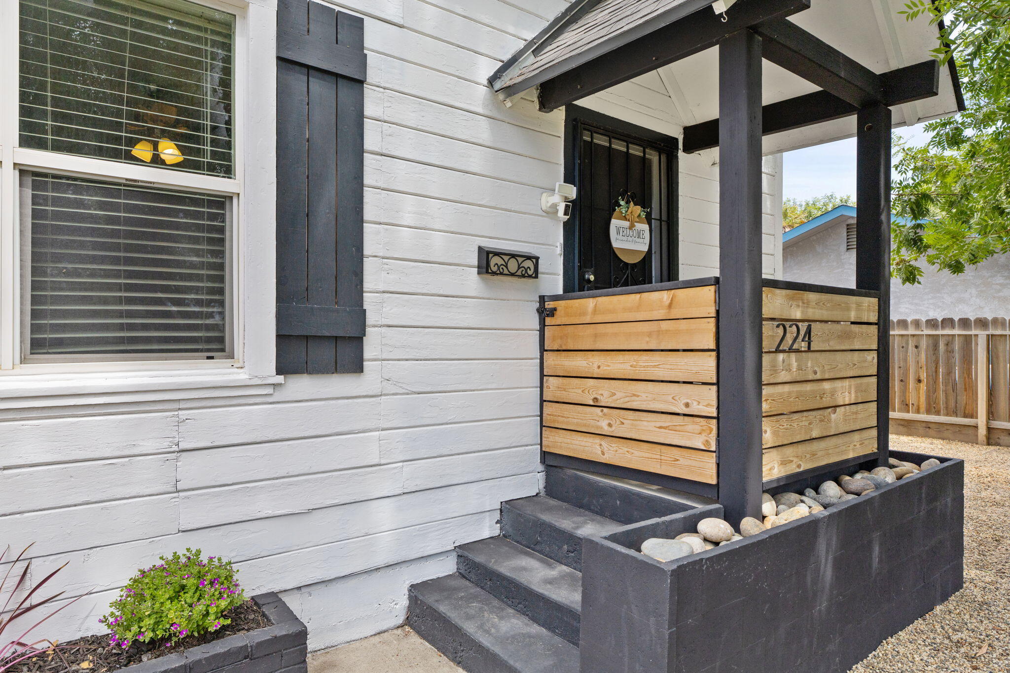 224 E 10th St, Hanford, CA 93230