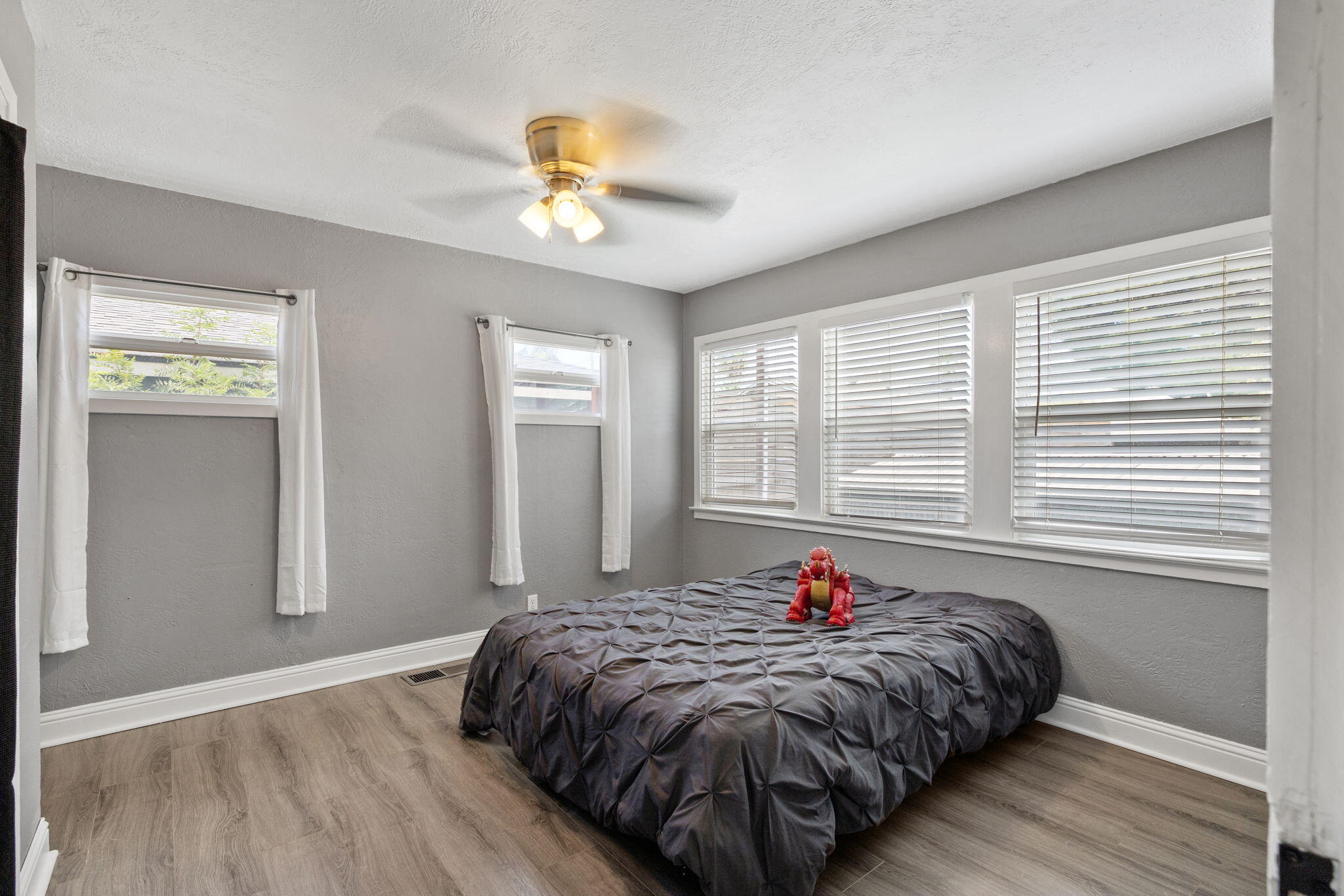 224 E 10th St, Hanford, CA 93230