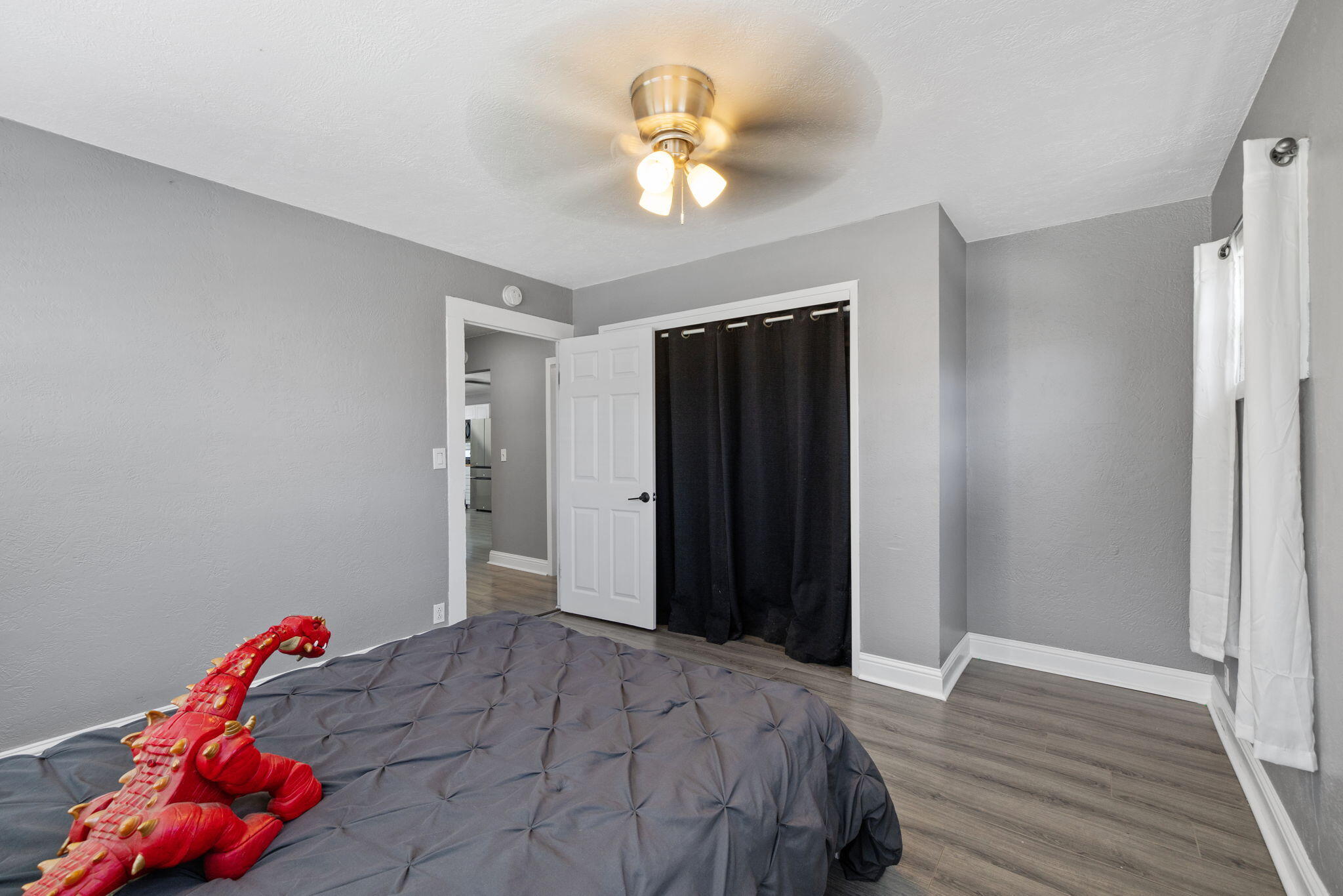 224 E 10th St, Hanford, CA 93230