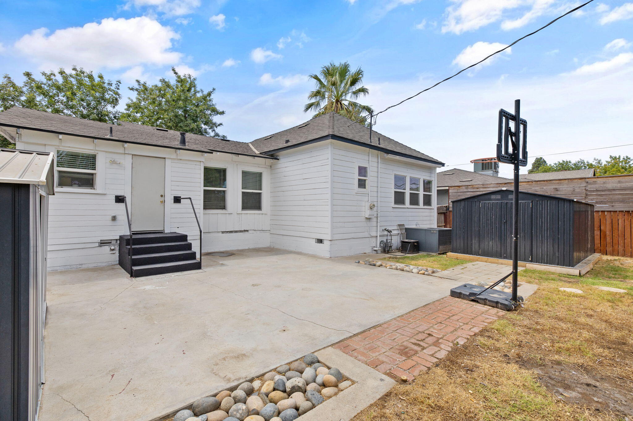 224 E 10th St, Hanford, CA 93230
