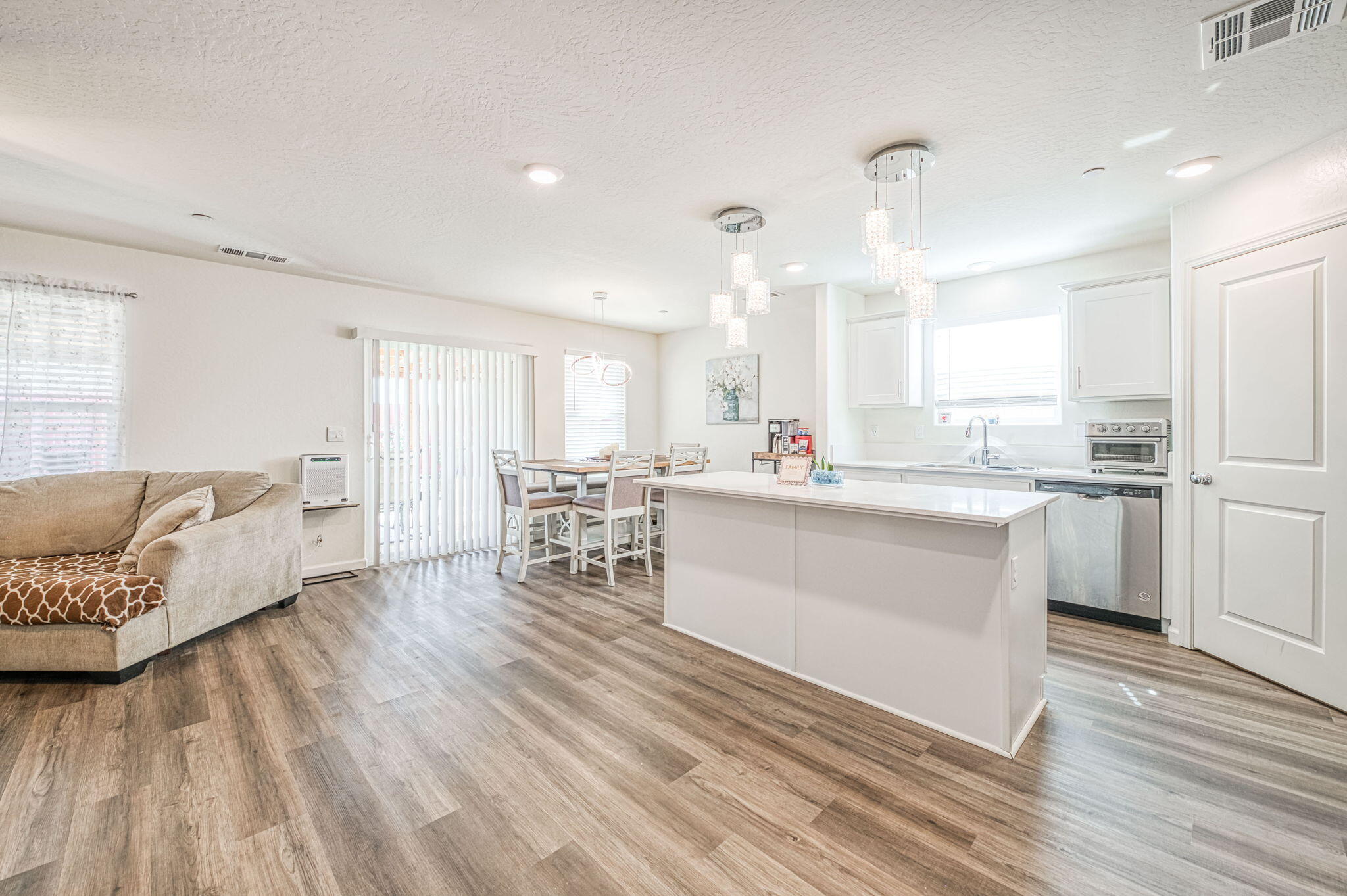 545 W Bravo Ave, Woodlake, CA 93286