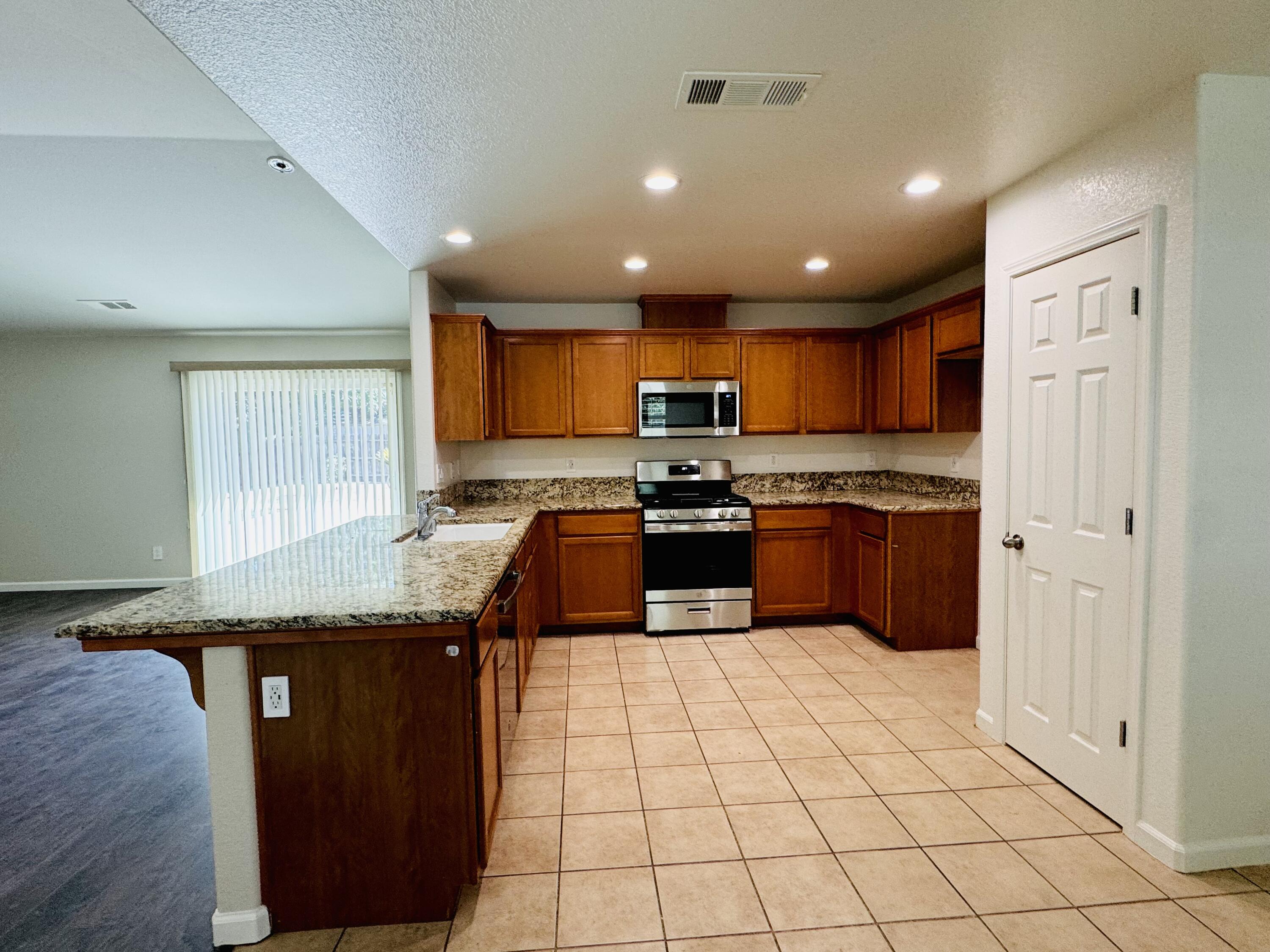 5824 E Kaviland Ave, Fresno, CA 93727