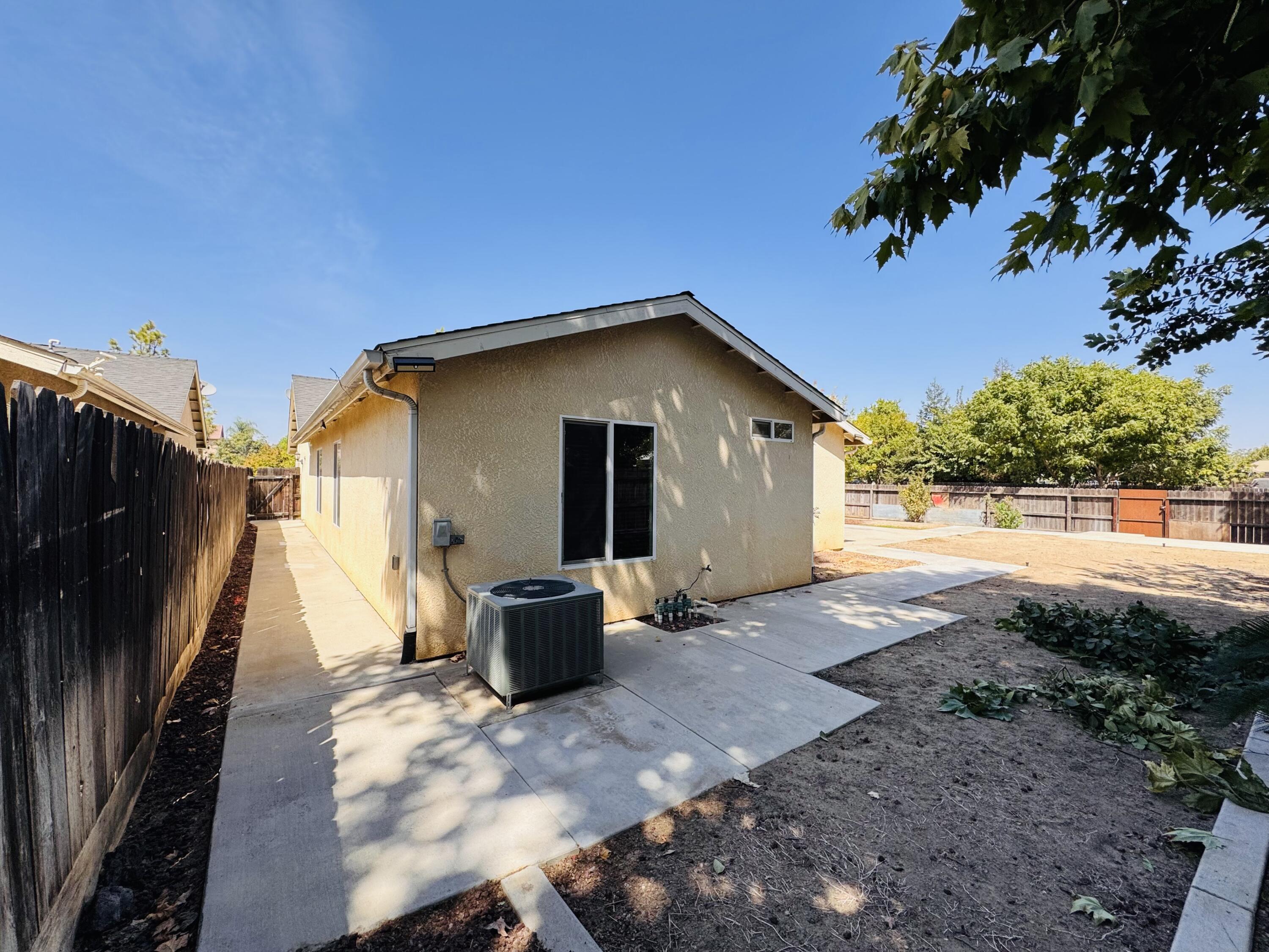 5824 E Kaviland Ave, Fresno, CA 93727