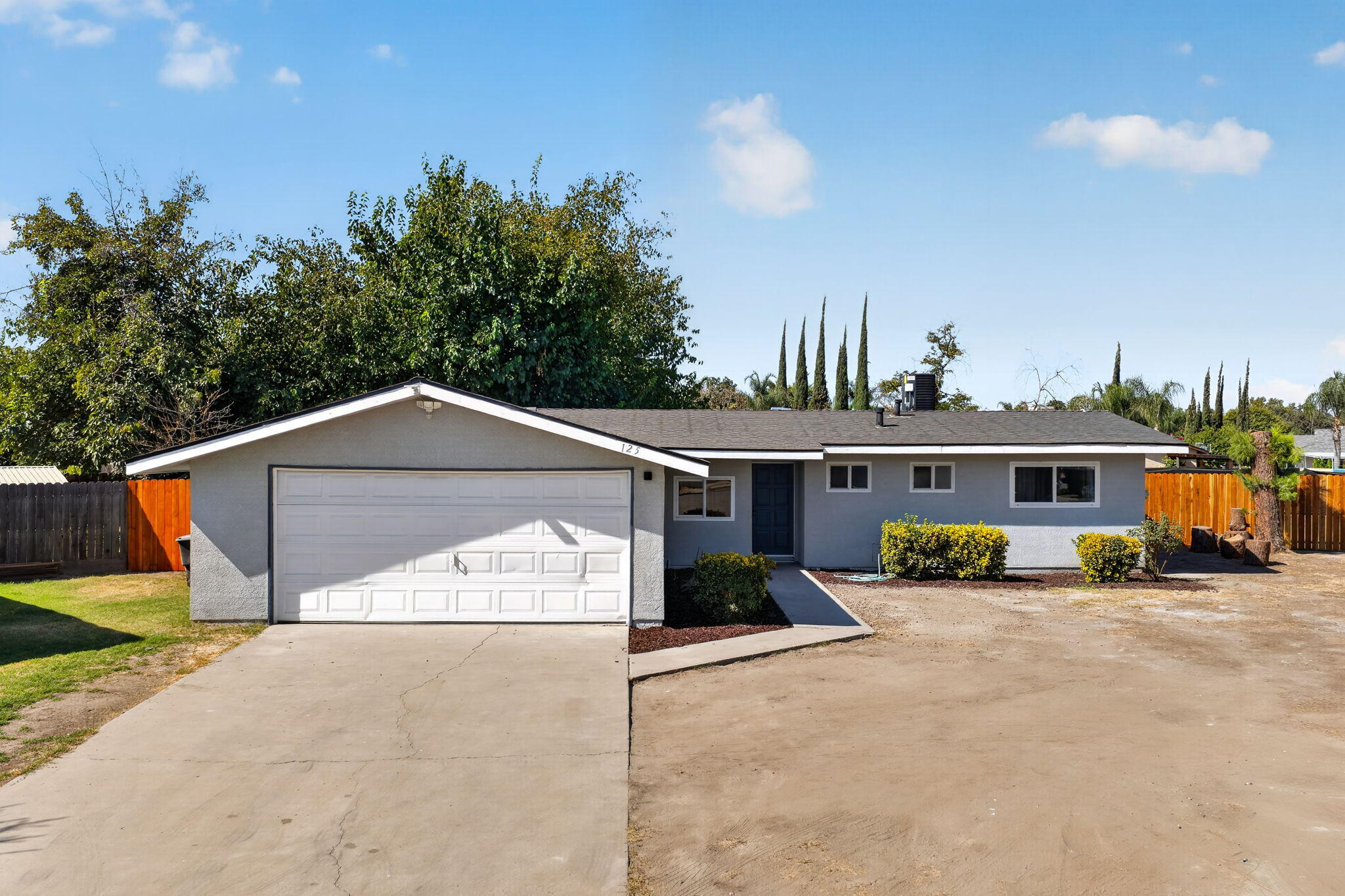 125 W Sunnyview Ave, Visalia, CA 93291