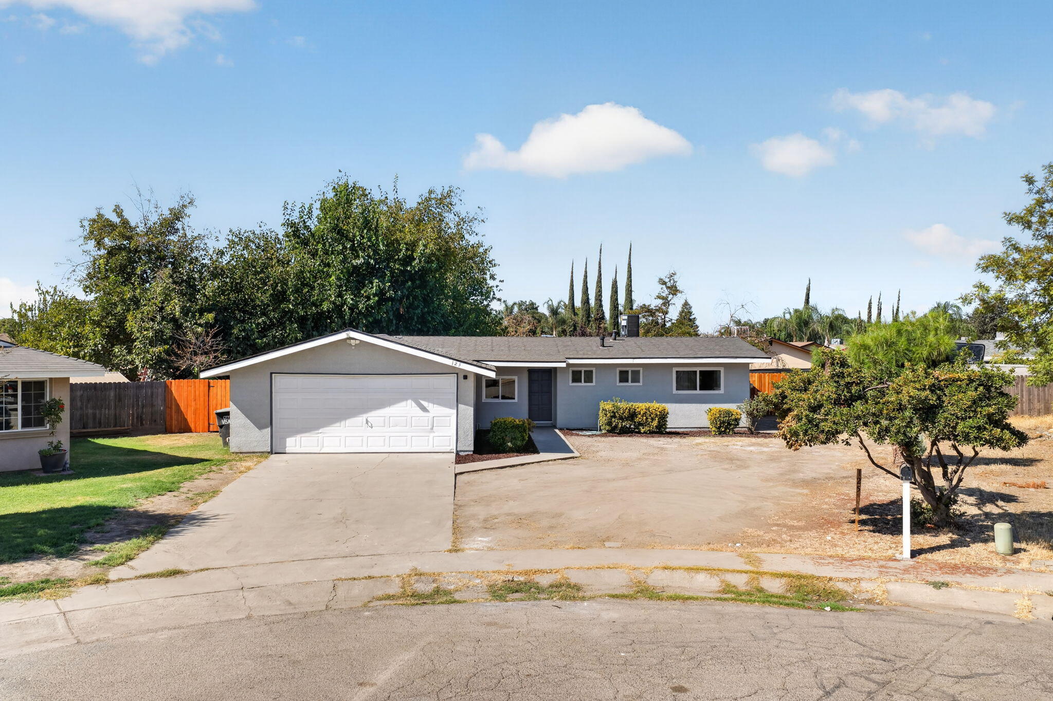 125 W Sunnyview Ave, Visalia, CA 93291