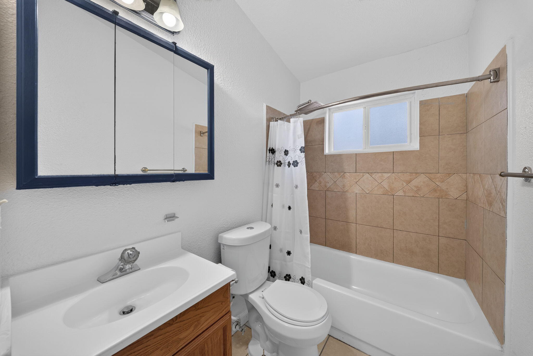 125 W Sunnyview Ave, Visalia, CA 93291