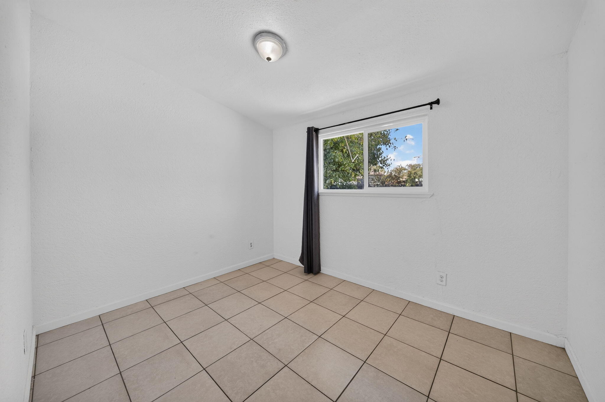 125 W Sunnyview Ave, Visalia, CA 93291