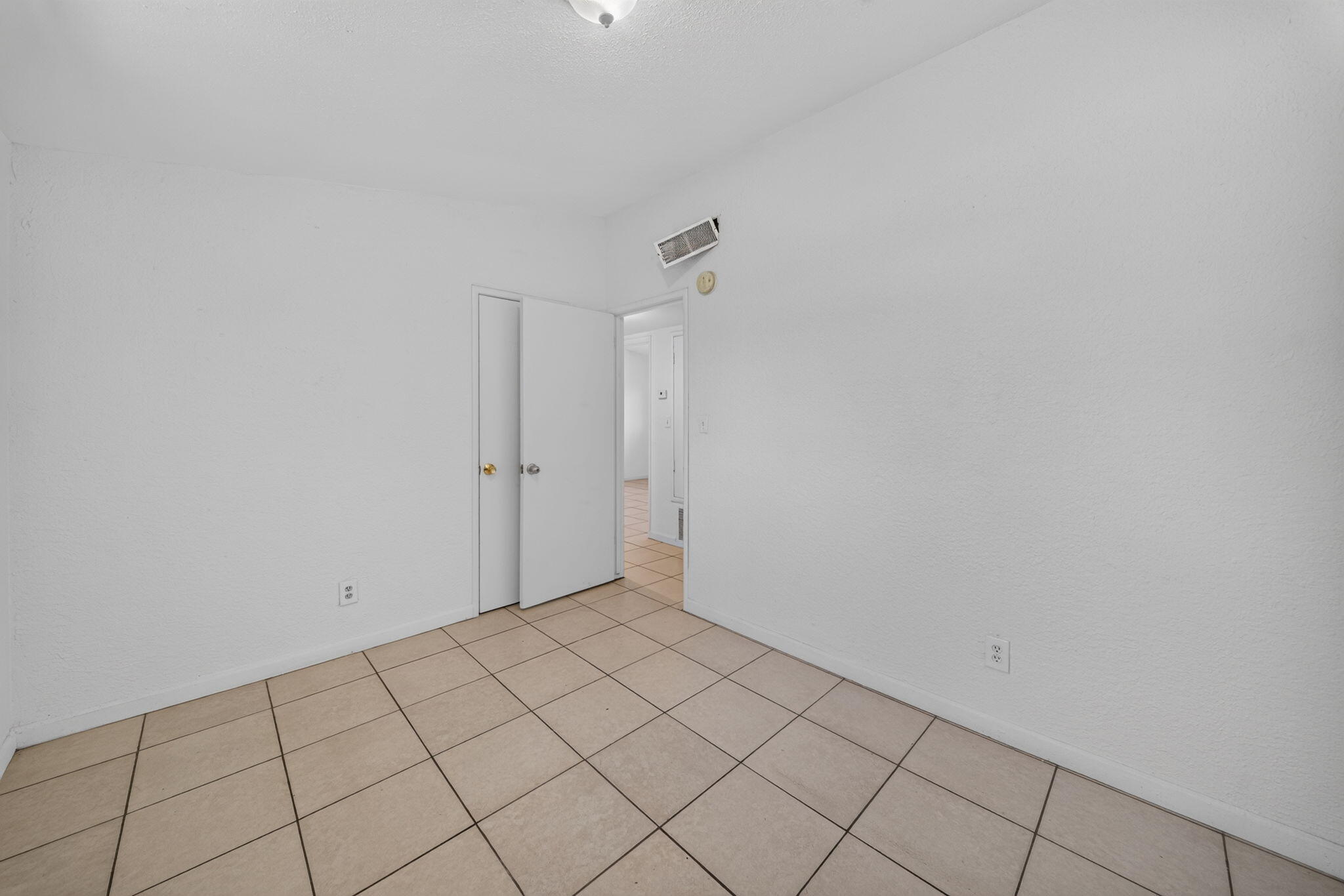 125 W Sunnyview Ave, Visalia, CA 93291