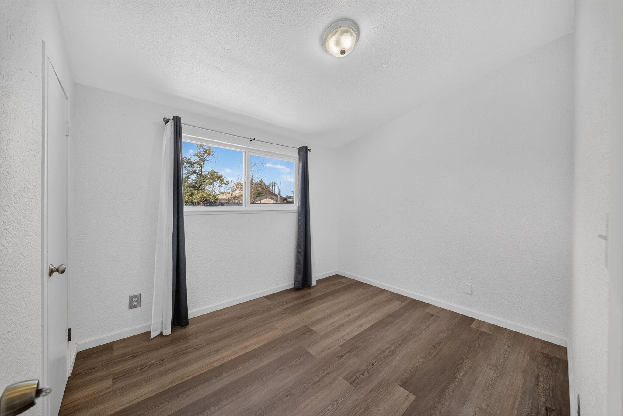 125 W Sunnyview Ave, Visalia, CA 93291