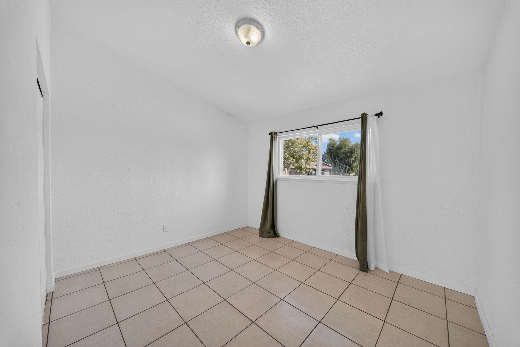 125 W Sunnyview Ave, Visalia, CA 93291