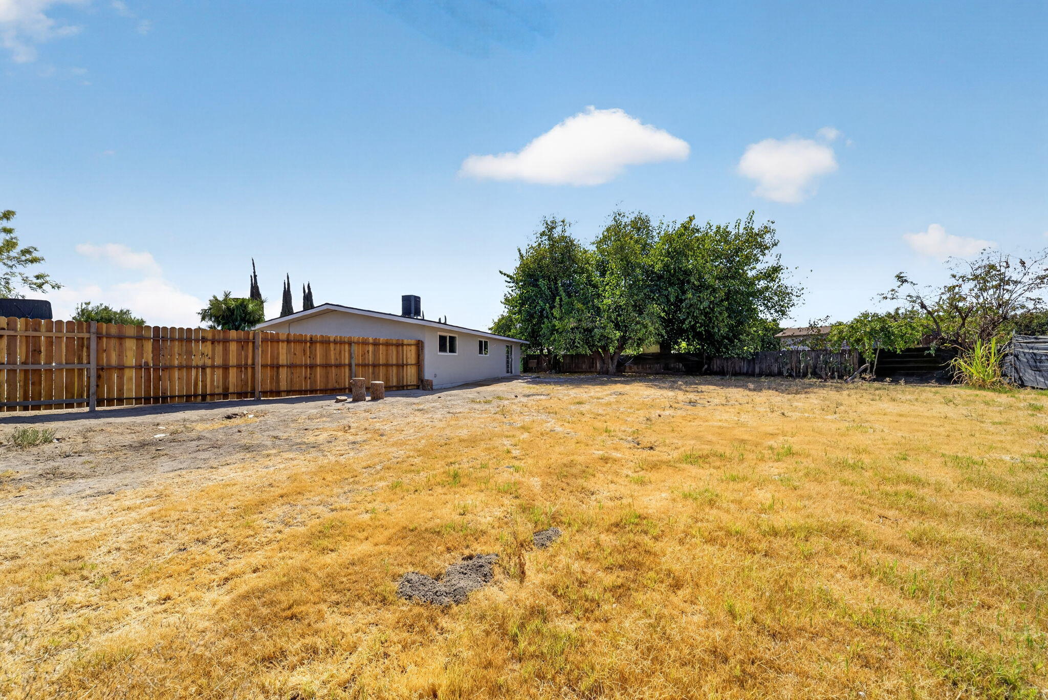 125 W Sunnyview Ave, Visalia, CA 93291