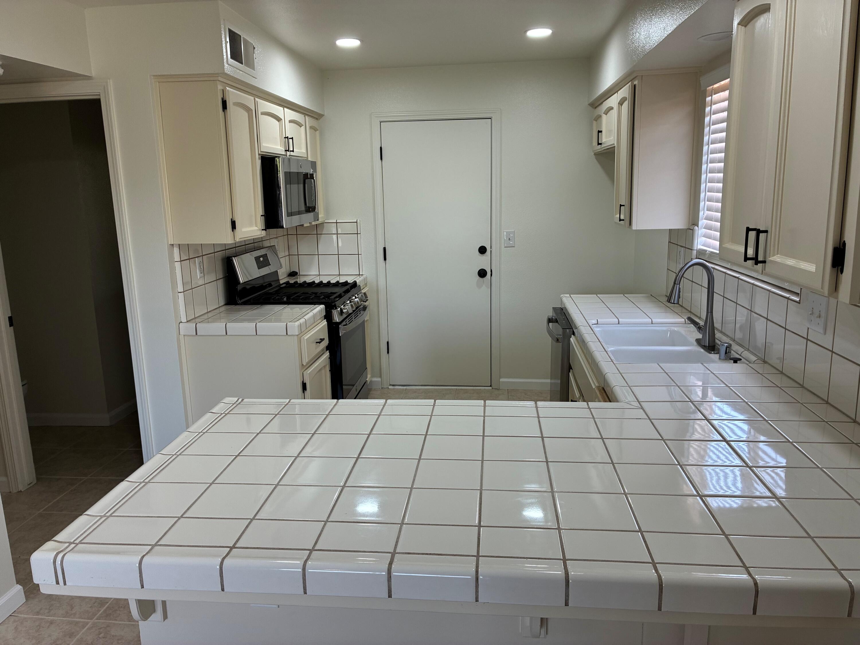 670 12th Ave, Kingsburg, CA 93631