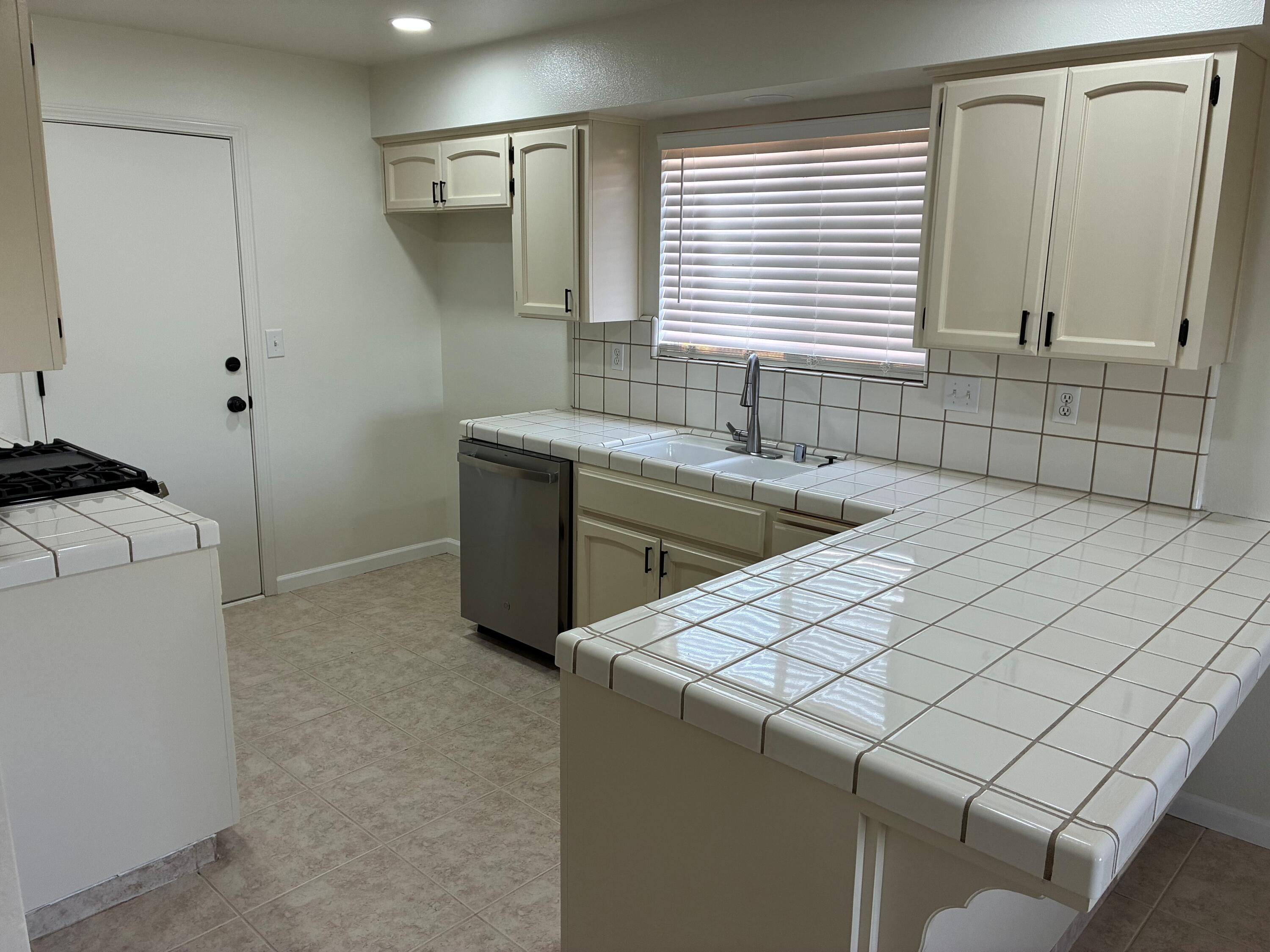 670 12th Ave, Kingsburg, CA 93631