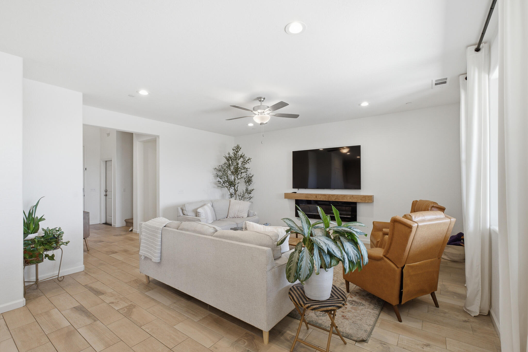 1977 Sherbrook Ave, Tulare, CA 93274
