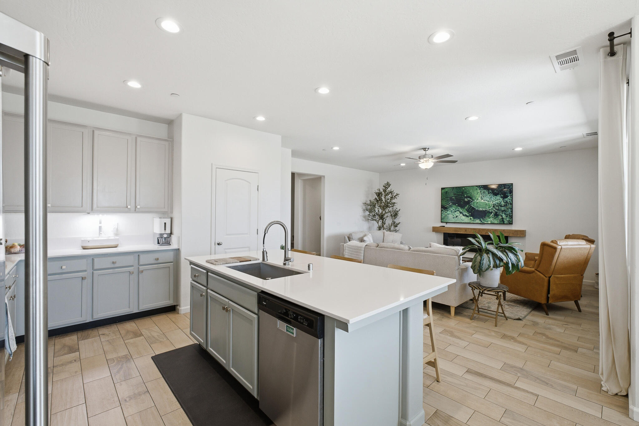 1977 Sherbrook Ave, Tulare, CA 93274