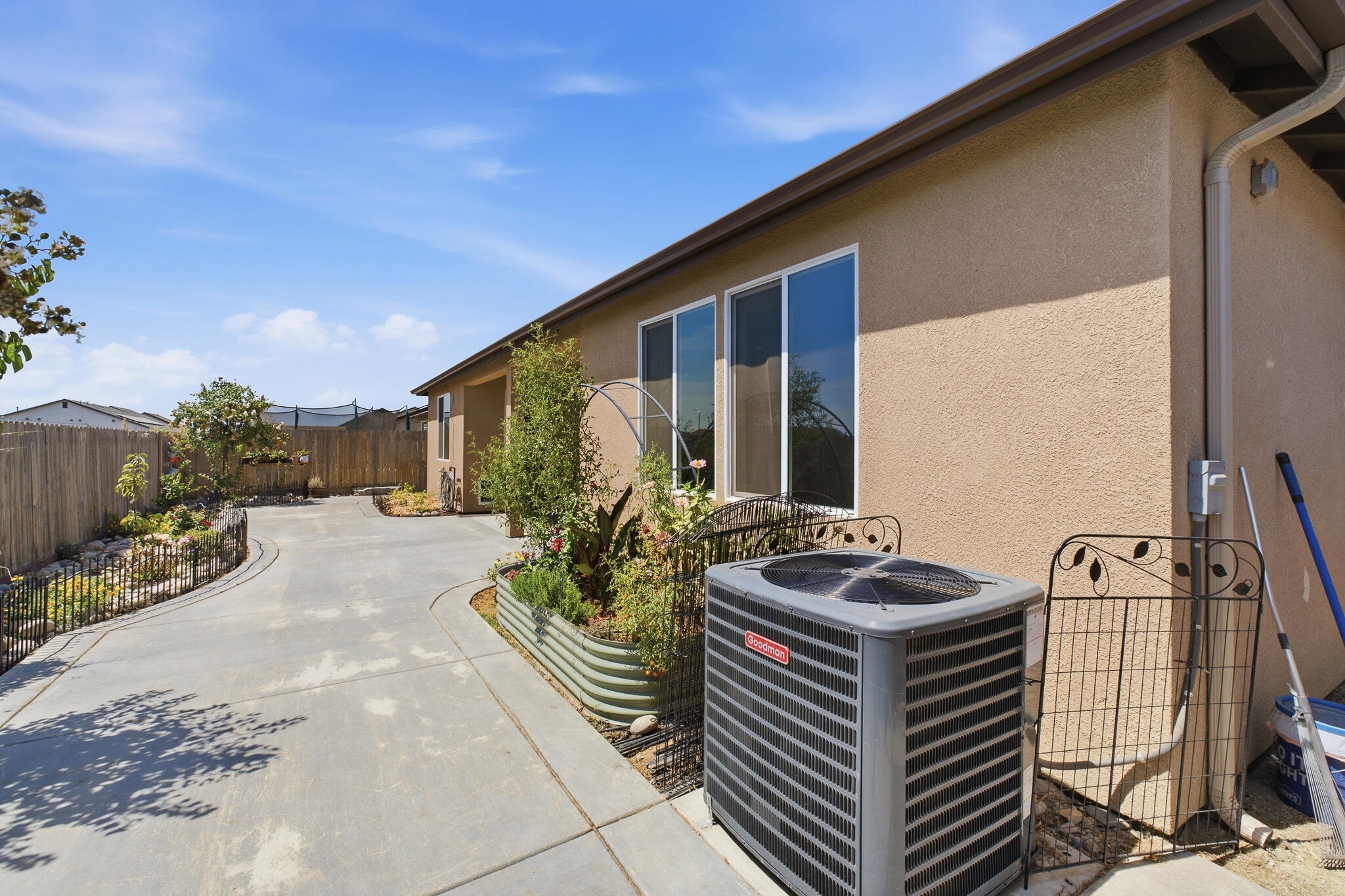 1977 Sherbrook Ave, Tulare, CA 93274