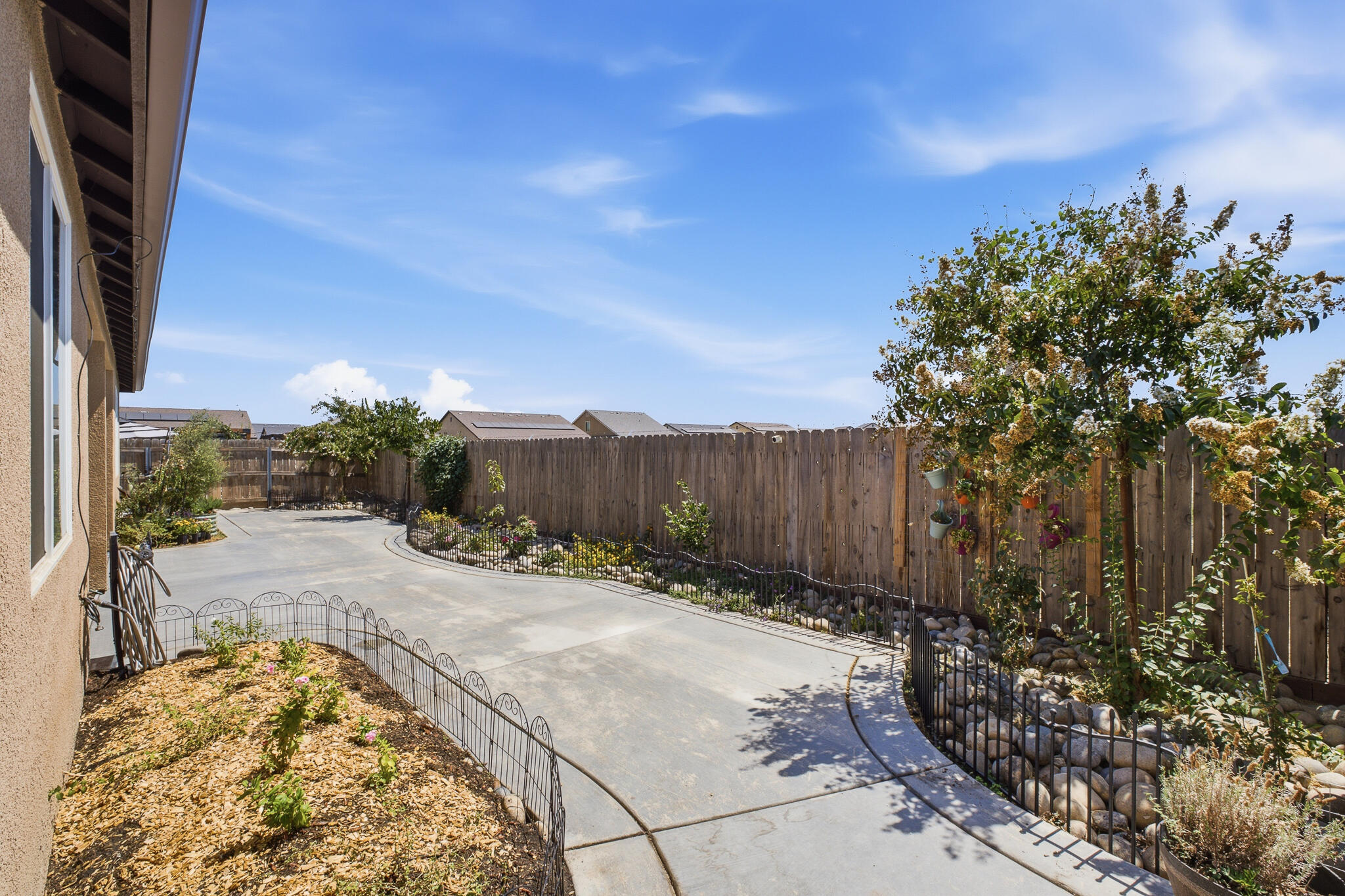 1977 Sherbrook Ave, Tulare, CA 93274