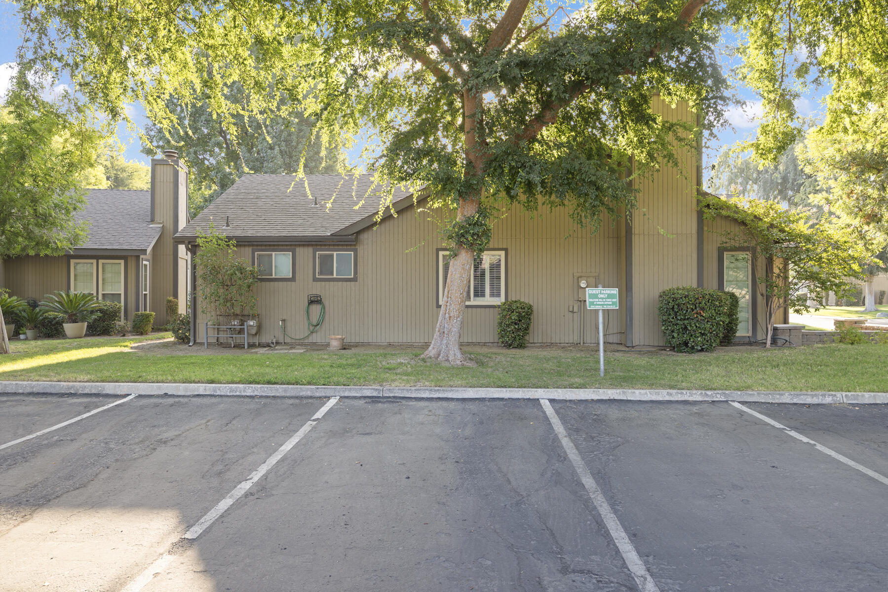 2520 E Tulare Ave, Visalia, CA 93292