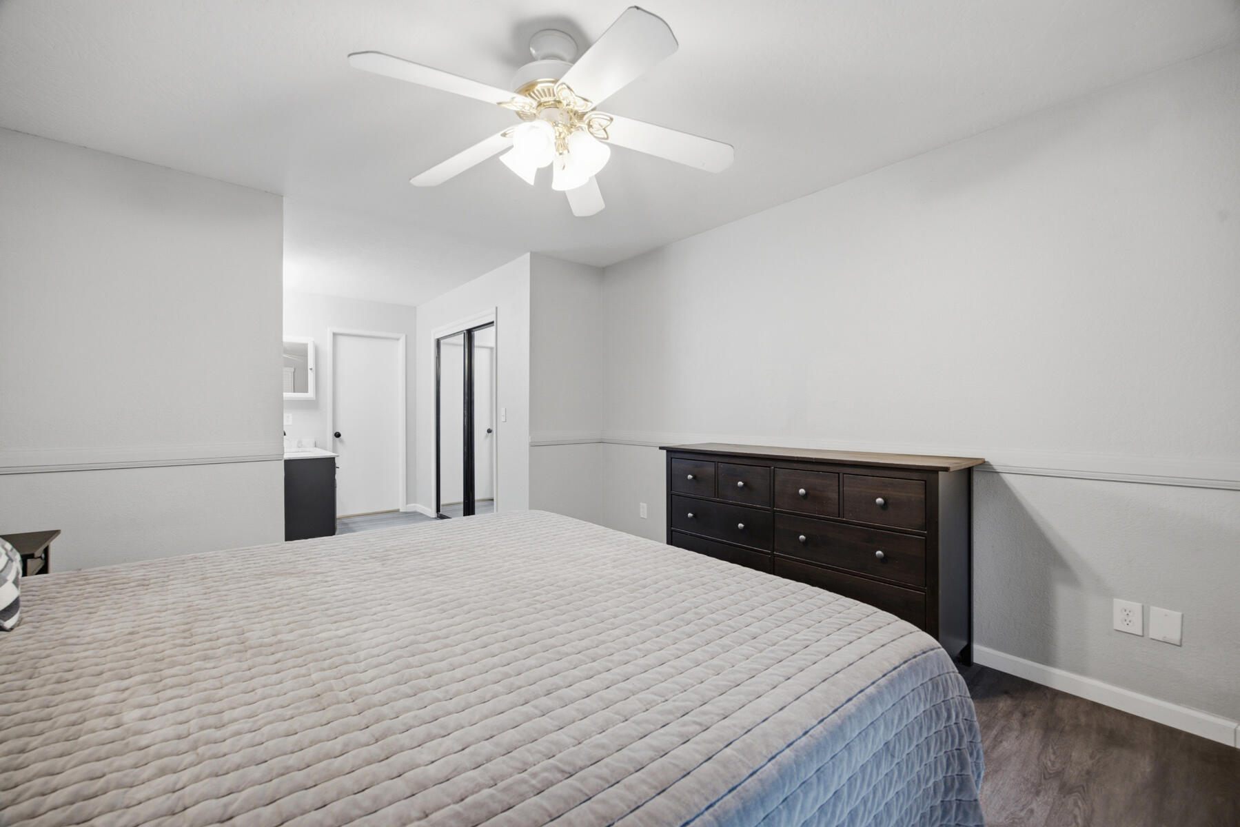 2520 E Tulare Ave, Visalia, CA 93292