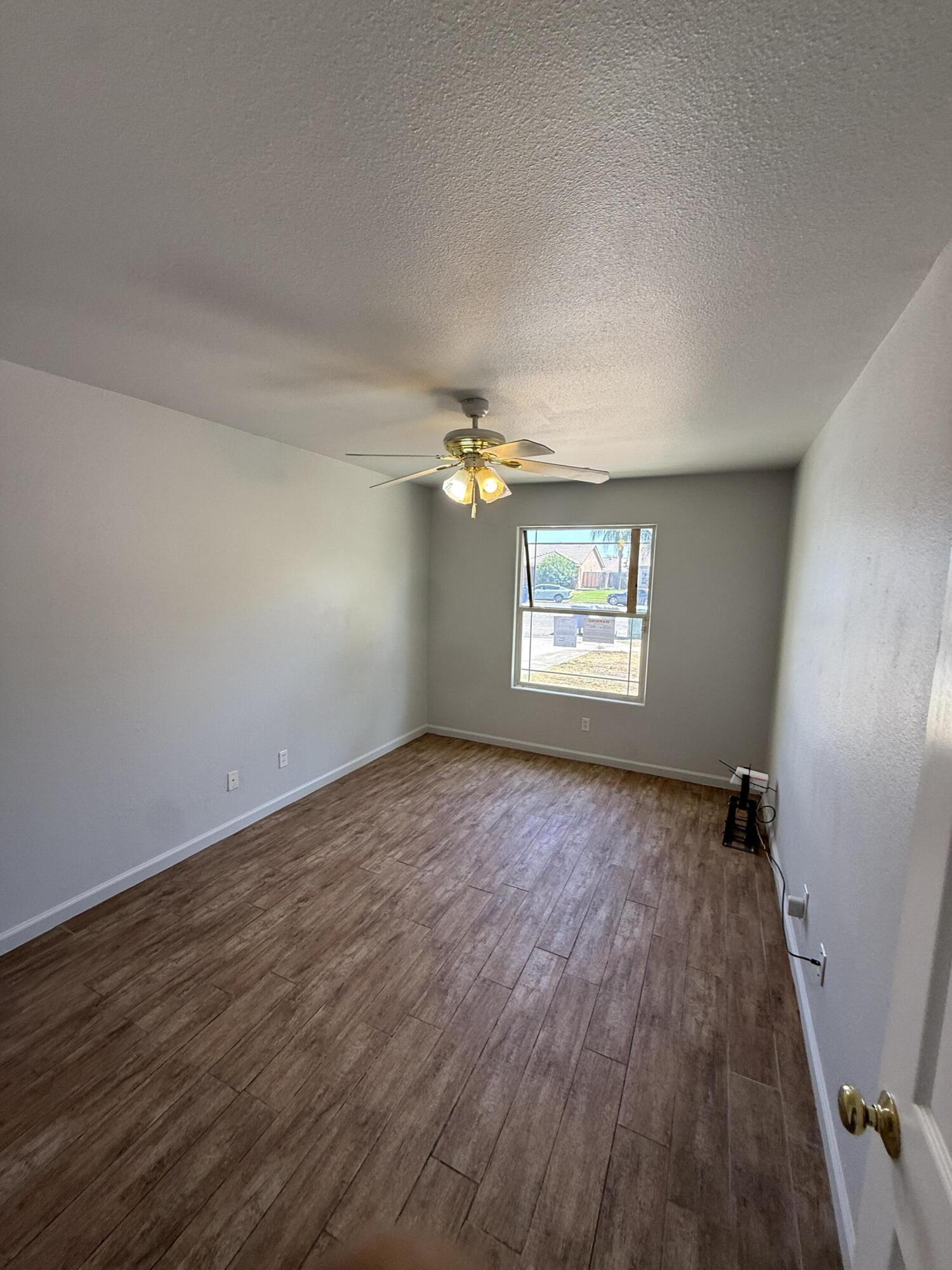 712 Moraga Ct, Tulare, CA 93274
