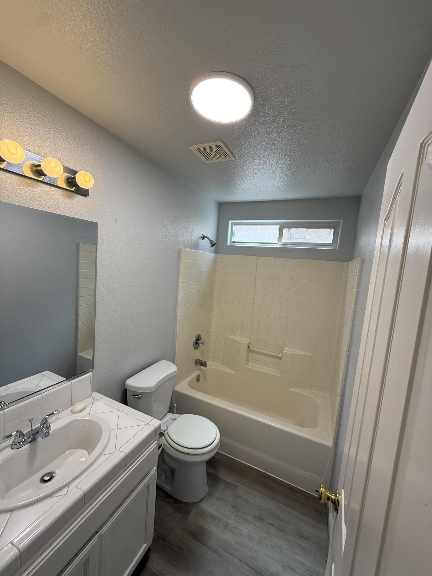 712 Moraga Ct, Tulare, CA 93274