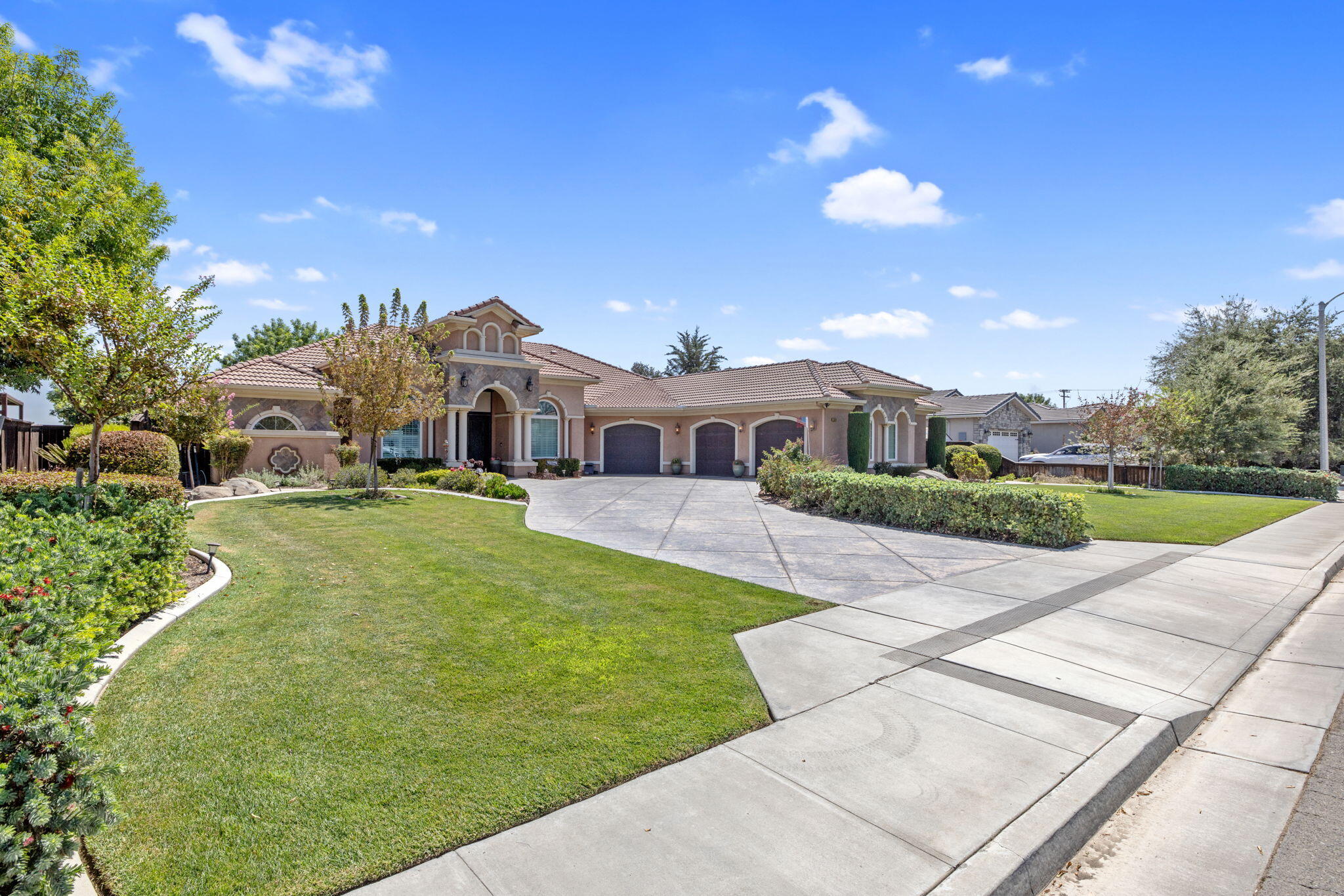 2579 Meadow View Rd, Hanford, CA 93230