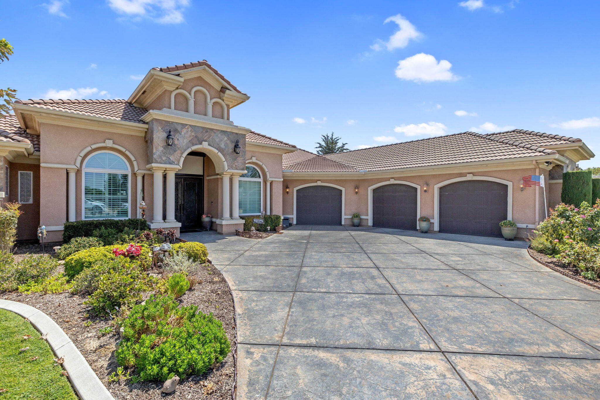 2579 Meadow View Rd, Hanford, CA 93230
