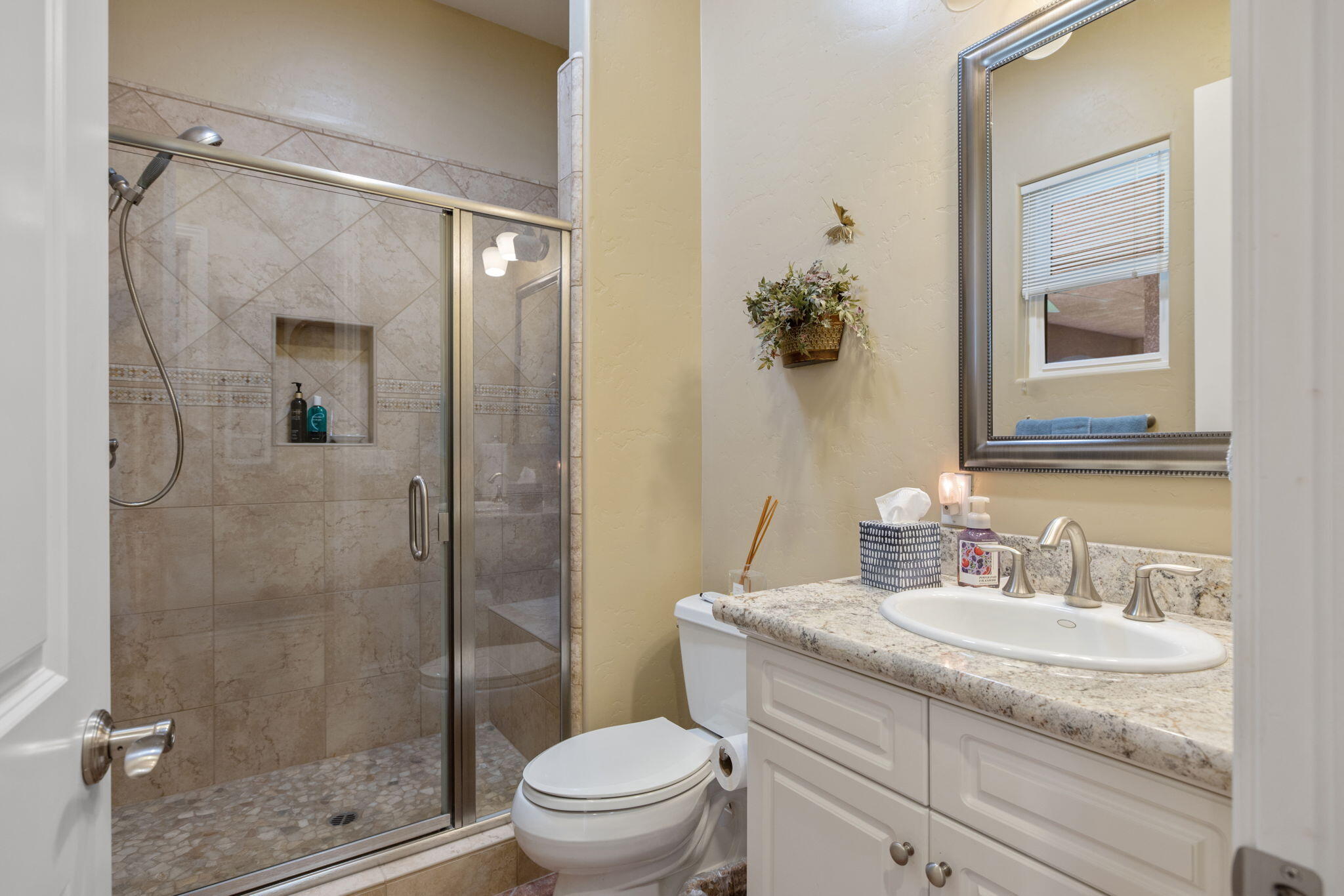 2579 Meadow View Rd, Hanford, CA 93230