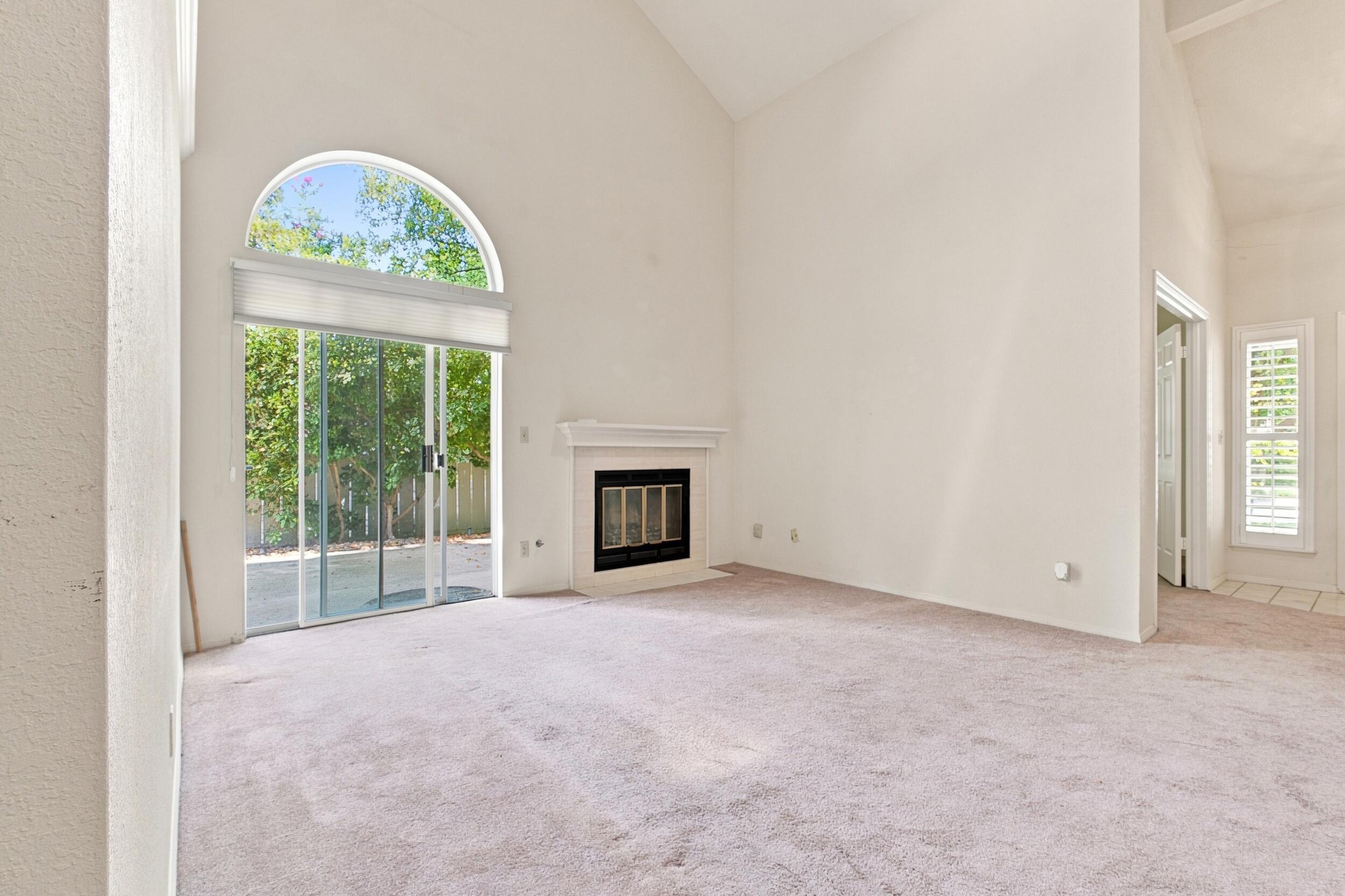 9126 N Stoneridge Ln, Fresno, CA 93720