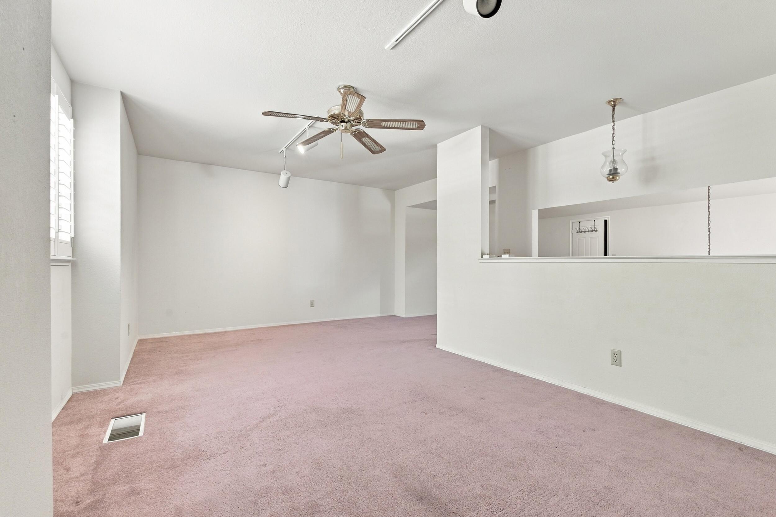 9126 N Stoneridge Ln, Fresno, CA 93720