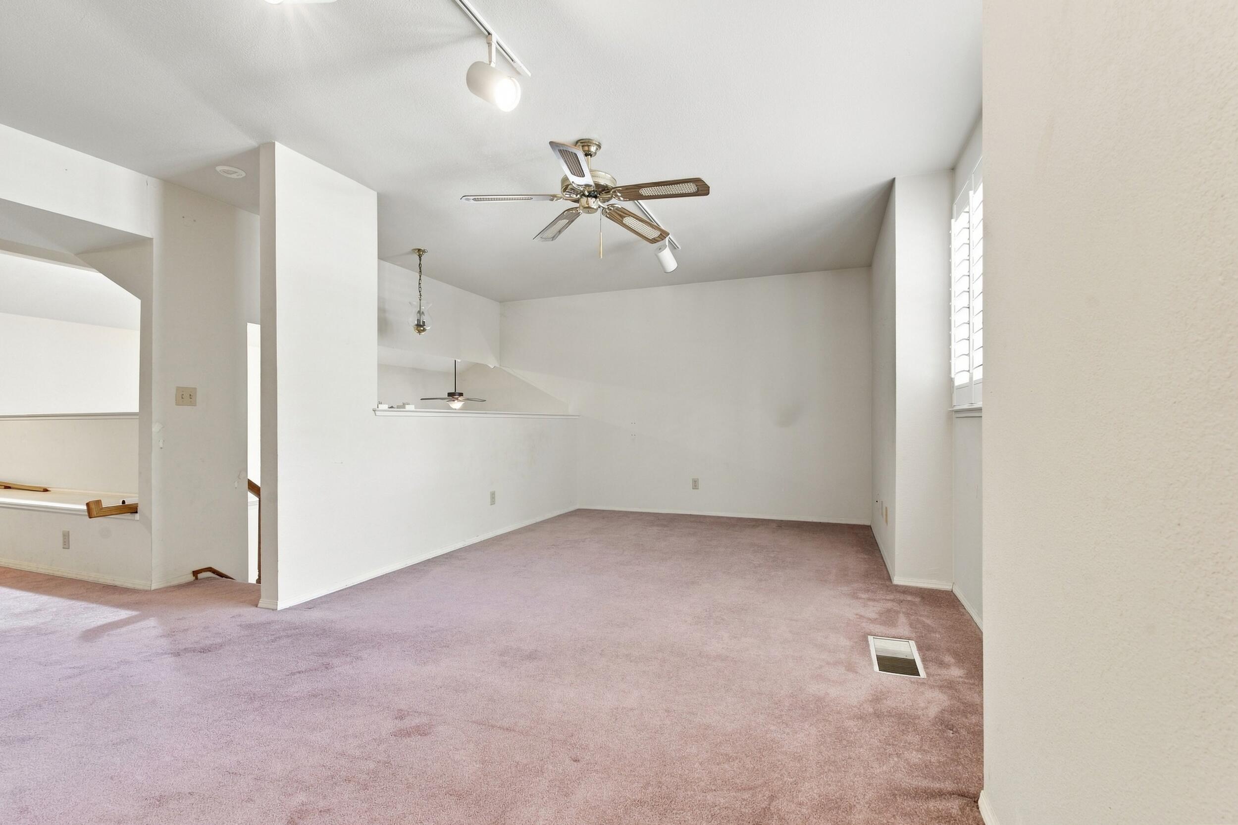 9126 N Stoneridge Ln, Fresno, CA 93720